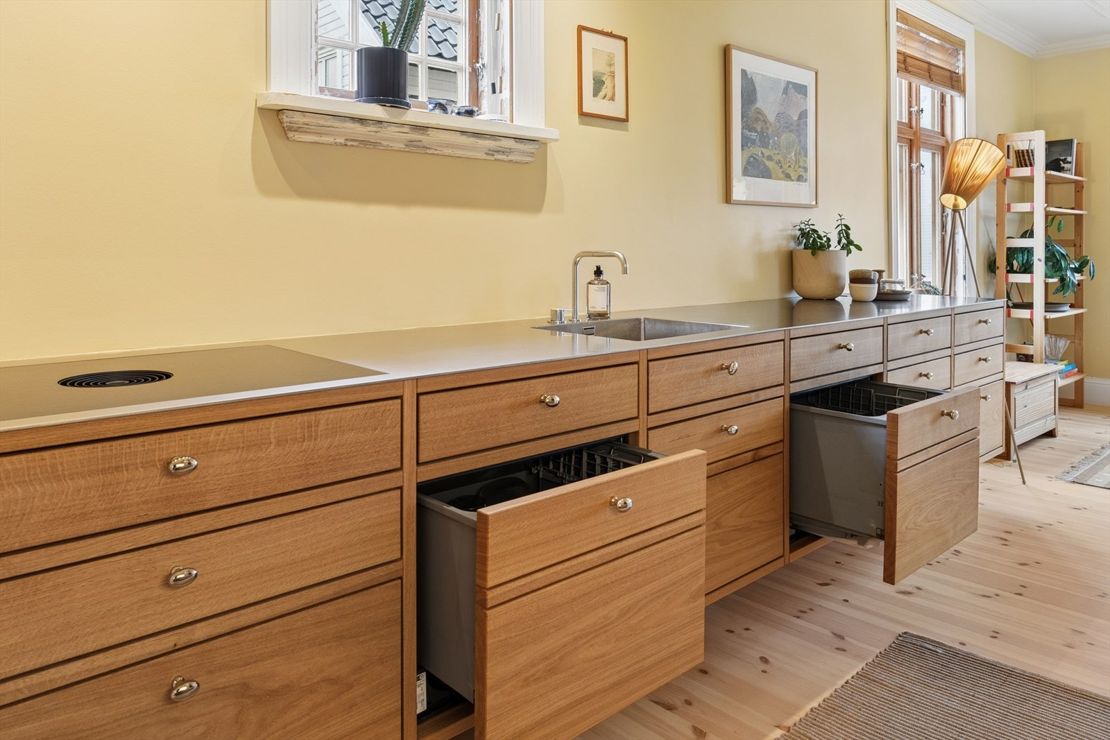 Kvalitets hvitevarer som kjøleskap fra Liebherr, Gaggenau stekeovn, Bora steketopp med kullfilter og to integrerte oppvaskmaskiner fra Fisher & Paykel. Galleribilde