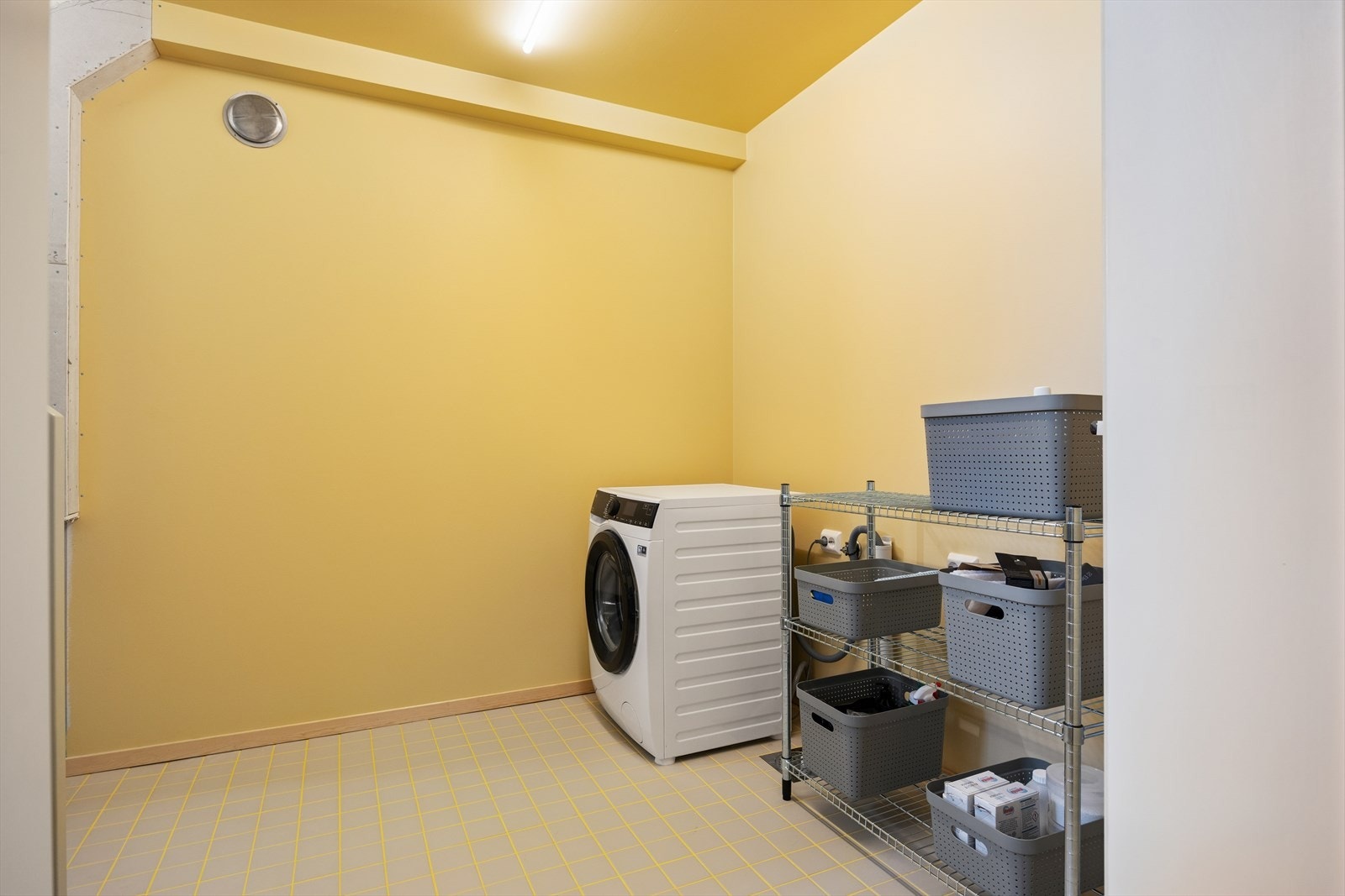 Tekniskrom/vaskerom i kjeller med god plass og mulighet for smarte oppbevaringsløsninger. Galleribilde