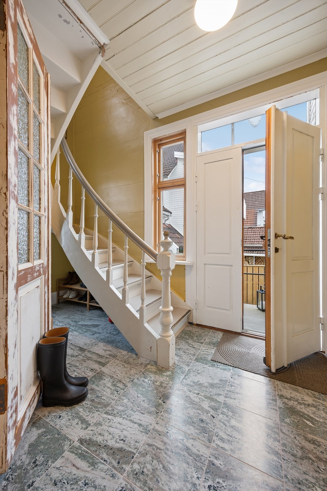 Innbydende entré med vakre originale detaljer og trapp opp til andre etasje. Galleribilde