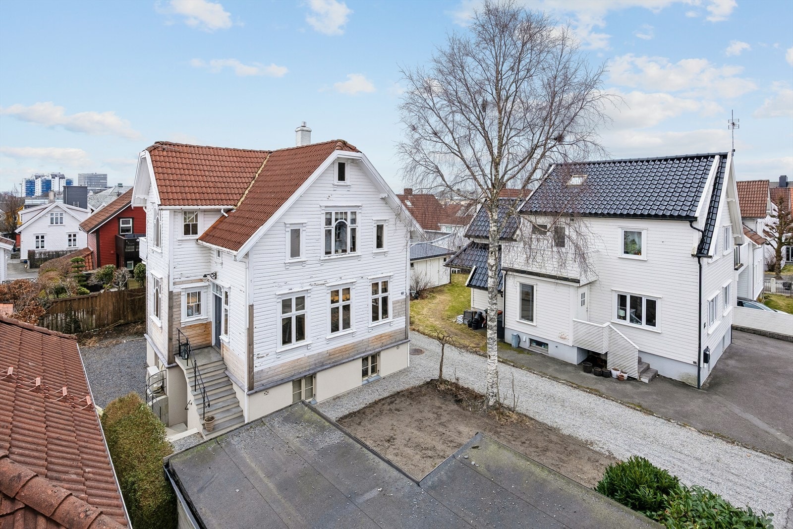 Tomten er flat, lettstelt og gir gode muligheter for å etablere en skjermet hage, platting eller andre uteplasser etter eget ønske. Galleribilde