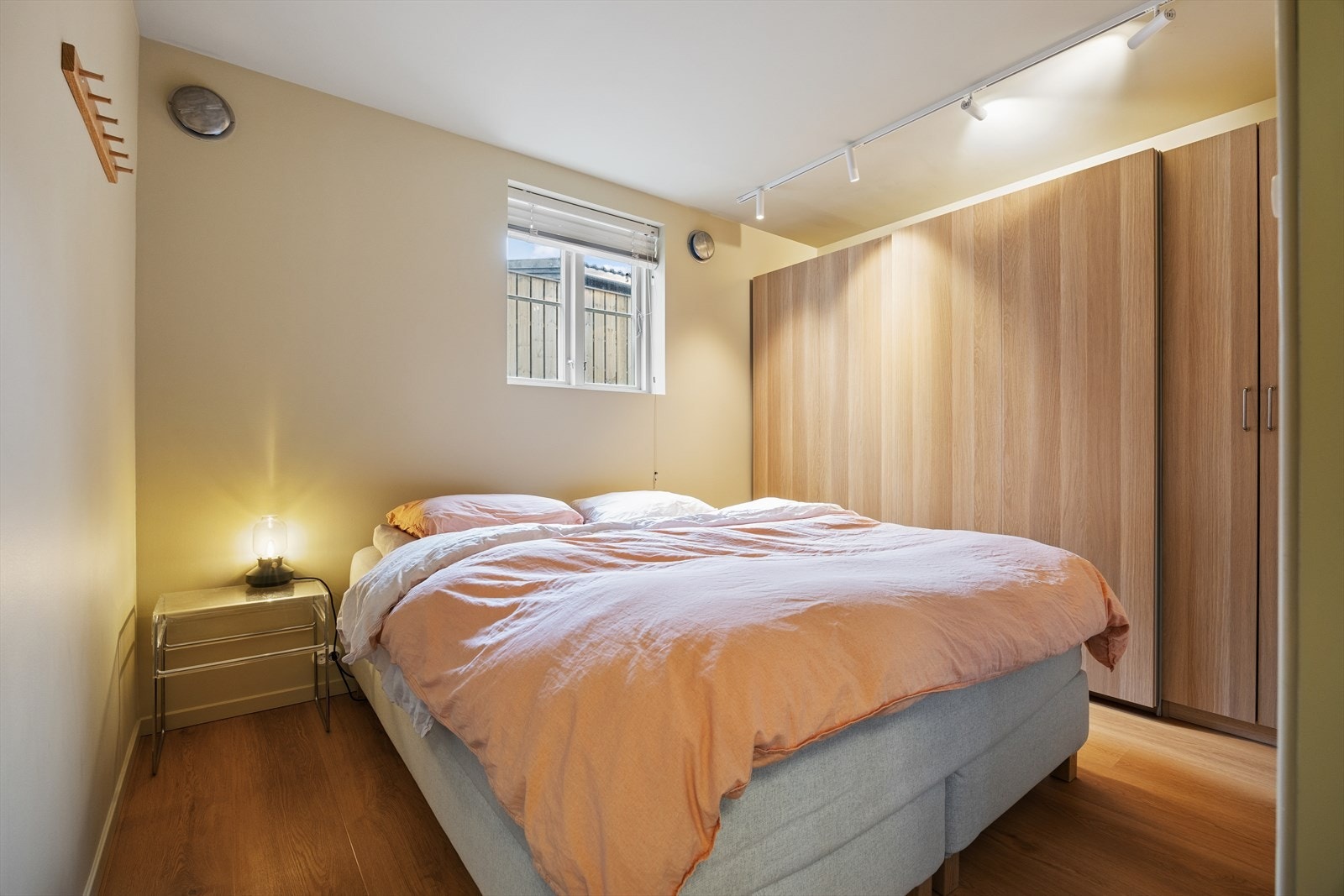 Soverom innredet med stilren garderobeløsning. Galleribilde