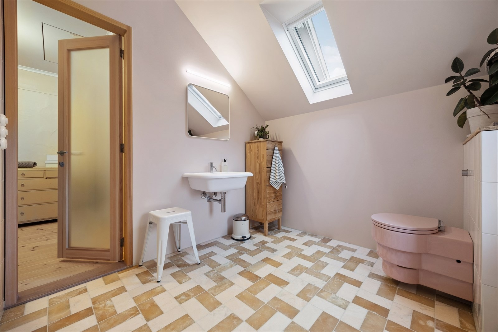 Ventilasjonen er naturlig. Ny dør og nytt vindu mot soverom fra Meling, samt ytterligere ett vindu fra Meling. Galleribilde