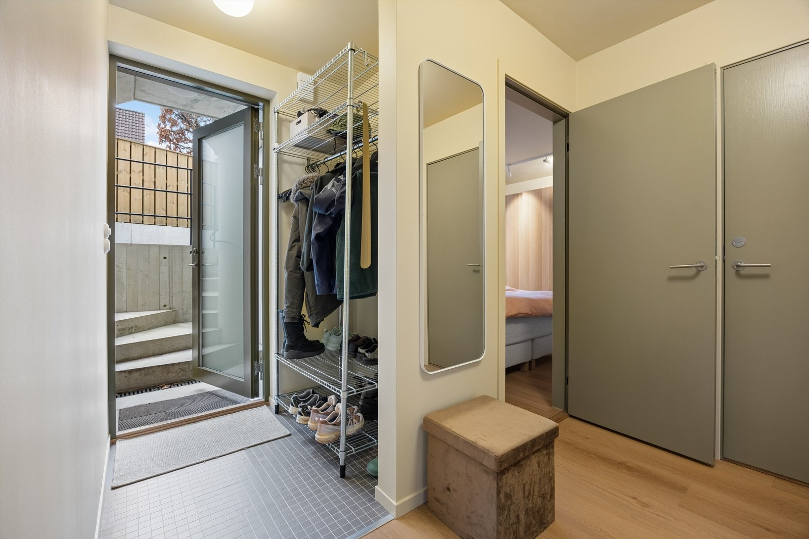 Ny inngangsdør fra Meling. Praktisk entré som leder videre inn i kjelleretasjen. Det er også adkomst til denne delen av kjelleren via vaskerom. Galleribilde