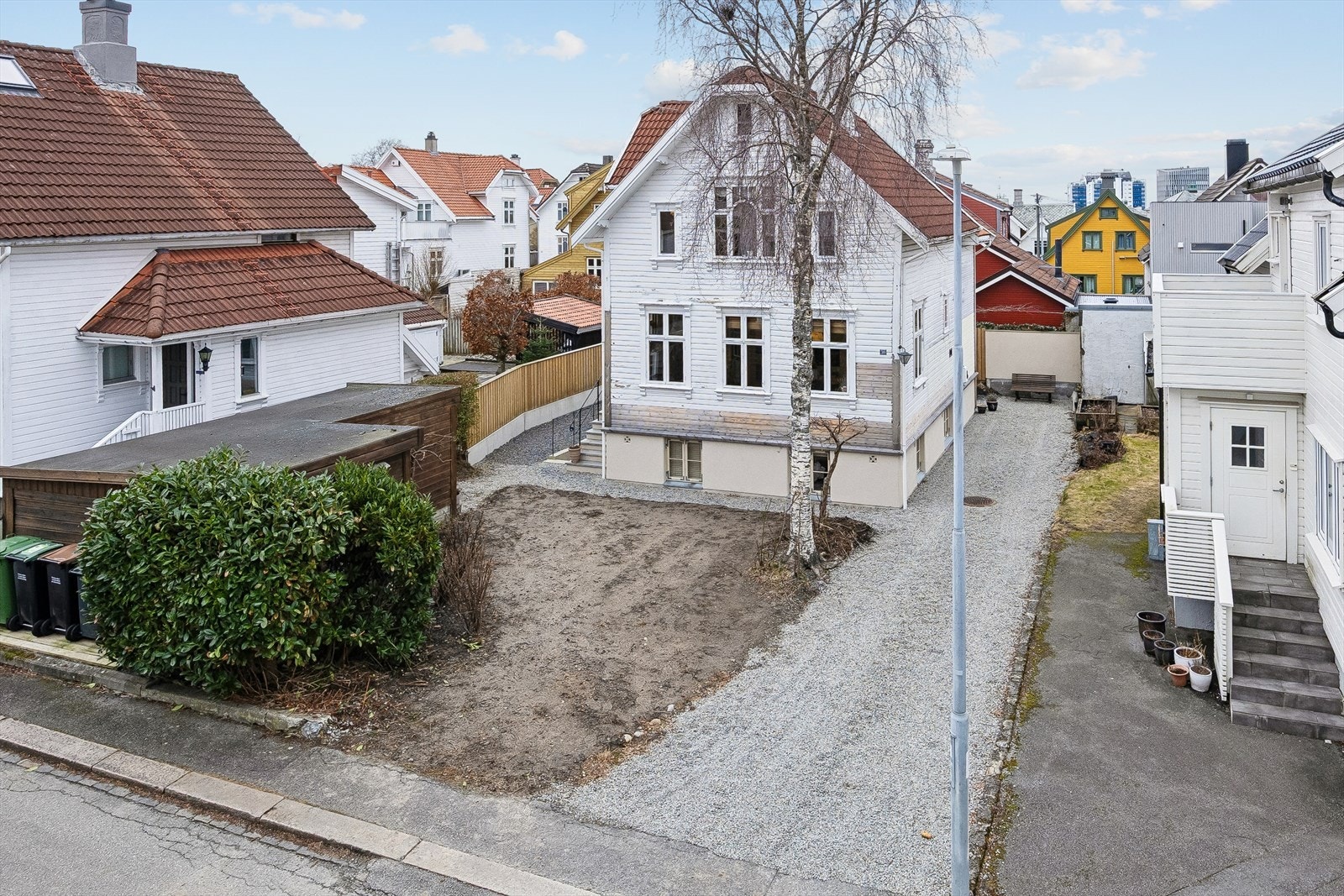 Magnus Lagabøters gate 30 er et sveitser-jugendhus fra 1917, noe som tydelig gjenspeiles i fasadens historiske særpreg. Galleribilde