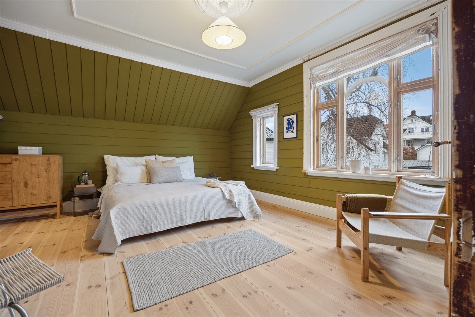 Stort og luftig soverom som tidligere bestod av to separate soverom. Galleribilde