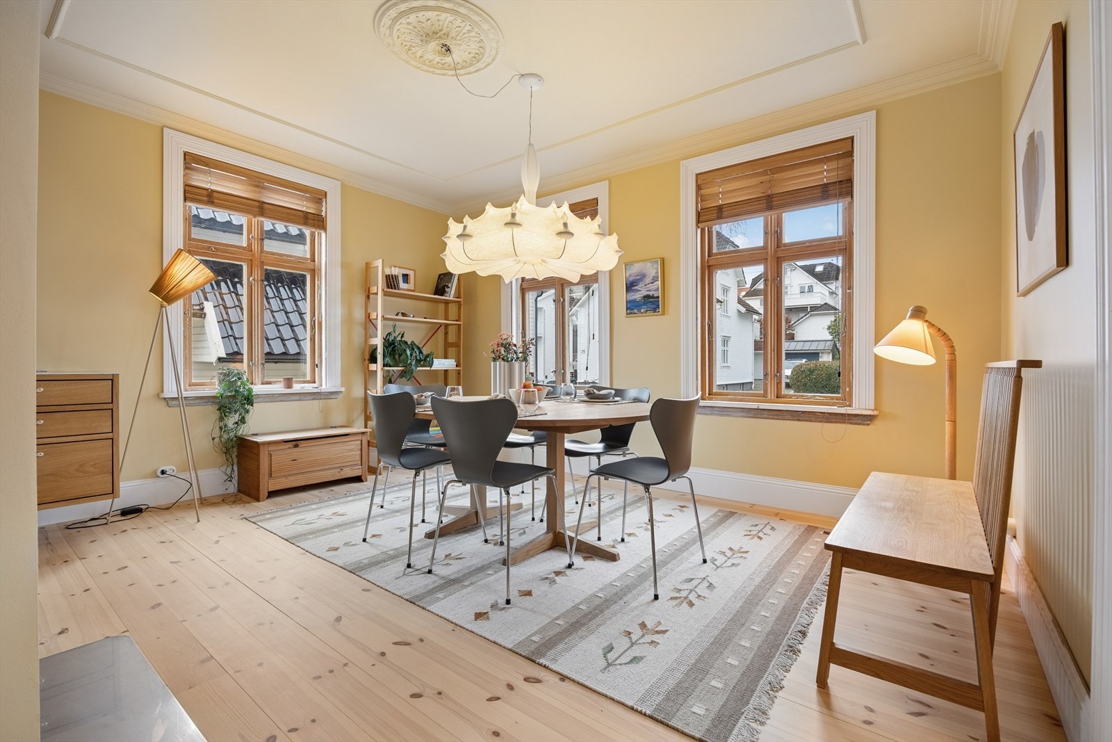 Det er etablert nye vegger og gulv i hele etasjen, noe som gir et gjennomført moderne preg. Galleribilde