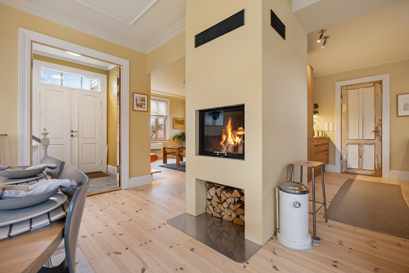 I stuen er hele gulvet nylagt, og det er installert ny peisovn, levert og montert av Stavanger Varmesenter, som også har stått for innvendig rehabilitering av pipen. Galleribilde