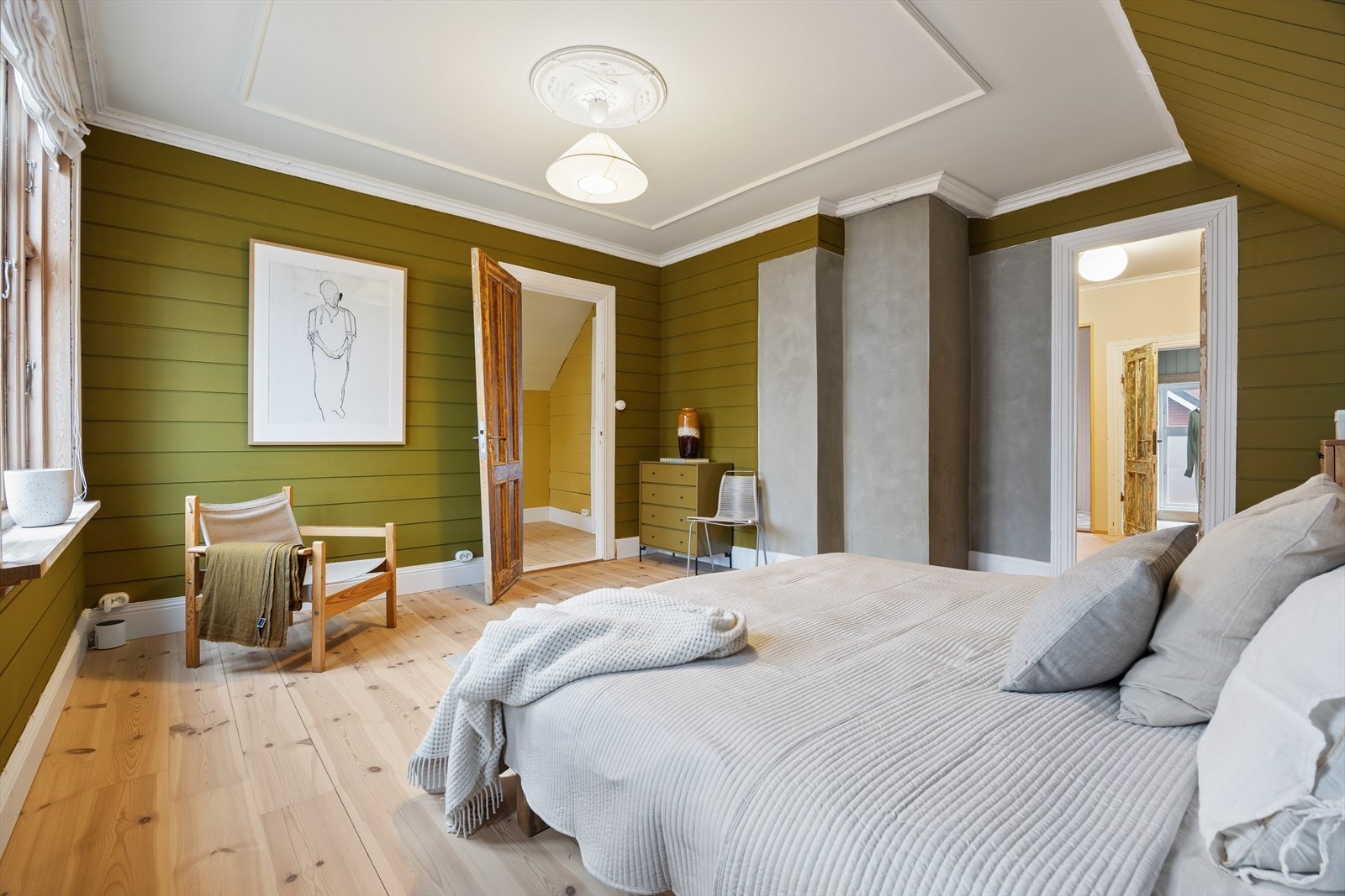 Raust hovedsoverom med adkomst til trappenedgang og garderoberom. Galleribilde