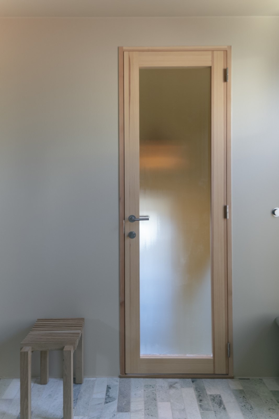 Ny dør. Fliser i grånnsåtrert marmor og glass. Galleribilde