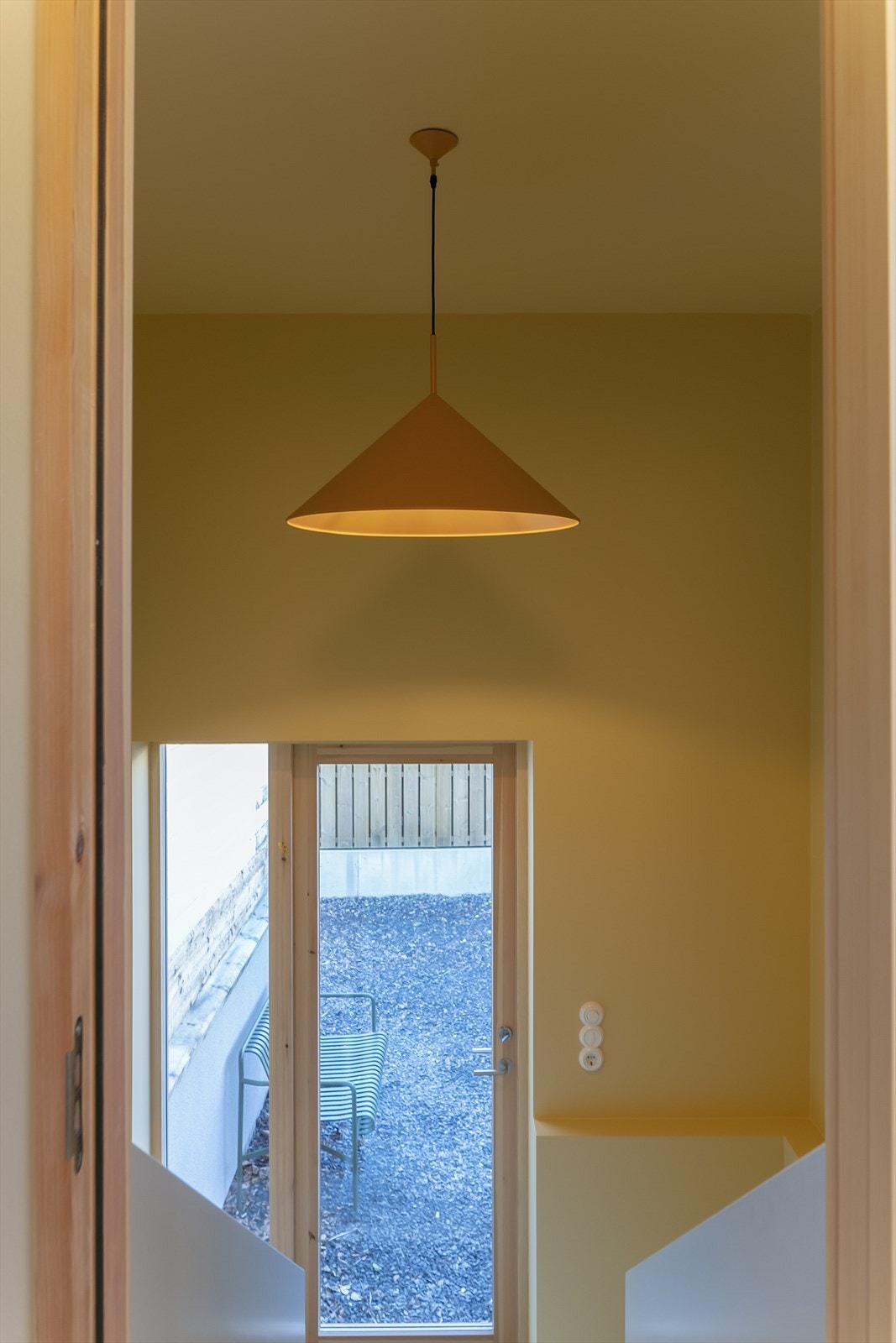 Lyst trapperom med original volumfølelse. Store vindusflater gir godt lysinnslipp og en luftig forbindelse mot uteområdet. Galleribilde