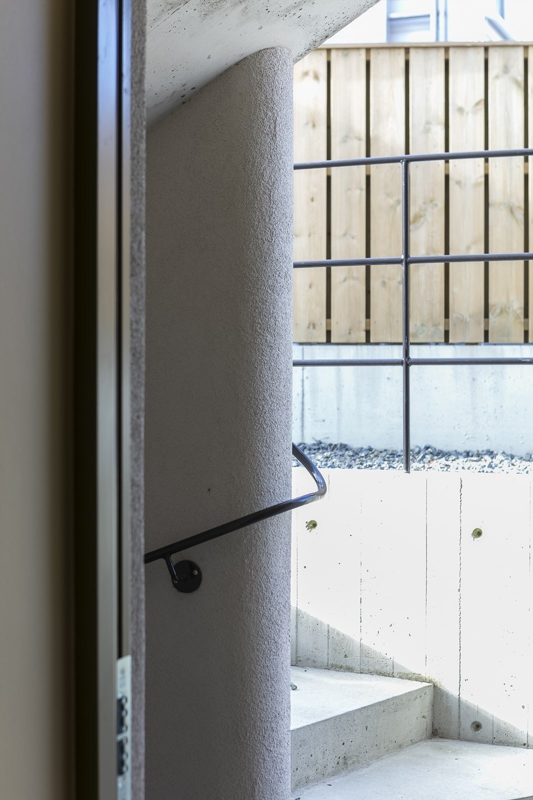 Utvendig er det etablert ny trapp ned til inngangsdøren med smijernsrekkverk - betongarbeid utført av Idland. Galleribilde