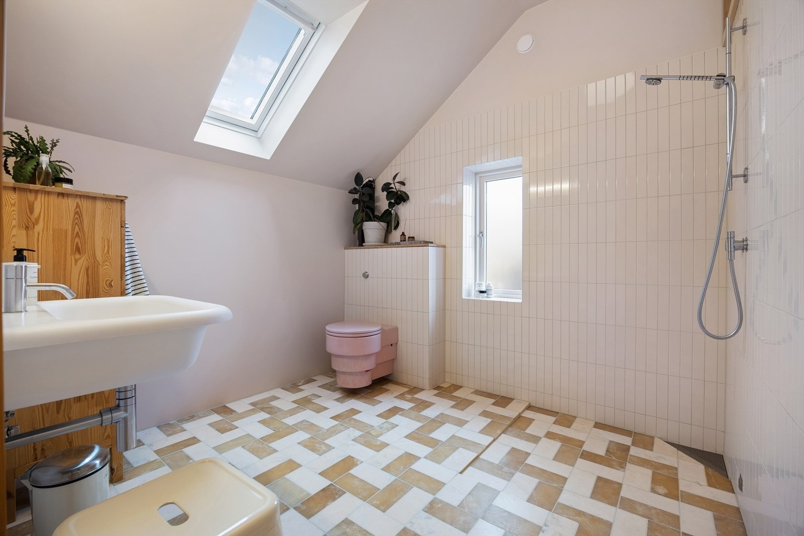 Et delikat og sofistikert luksusbad (2024) av Murmester Myhre AS, har flislagte gulv med elektriske varmekabler, fliser og malte plater på vegger, og malt himling. Rommet er utstyrt med servant, veggmontert toalett og dusjvegger/-hjørne. Galleribilde