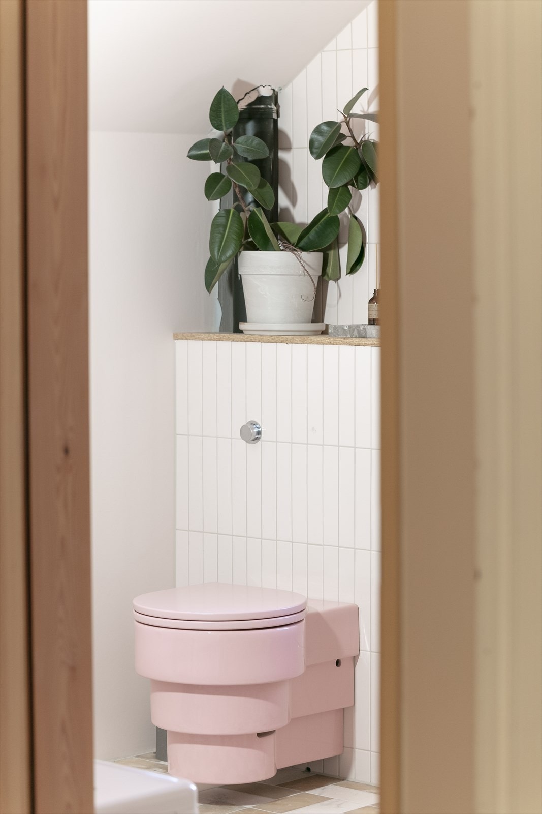 Adkomst til etasjens bad fra garderoberom. Galleribilde