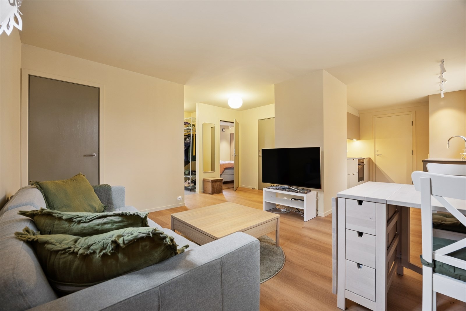 Åpen stue- og kjøkkenløsning som gir en fin romfølelse. Galleribilde