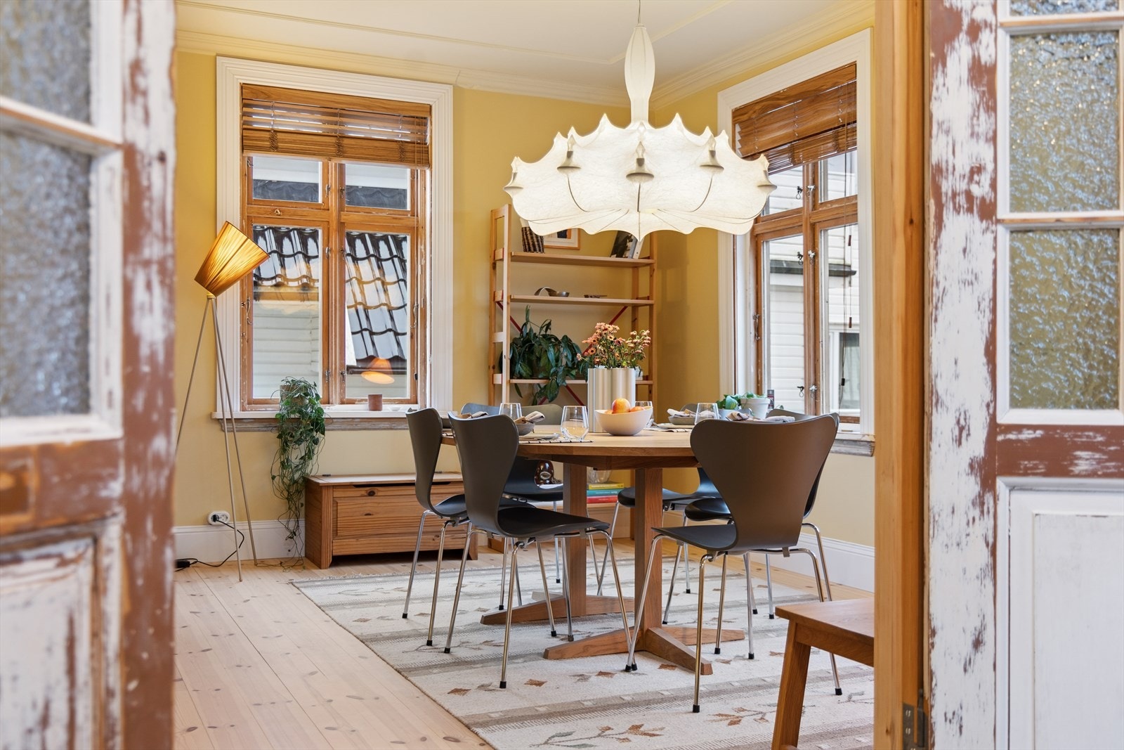 Originale dobbeldører fra entré leder deg inn i den sosiale sonen med slitt patina og sprosset glass gir rommet karakter og tidløs sjarm. Galleribilde