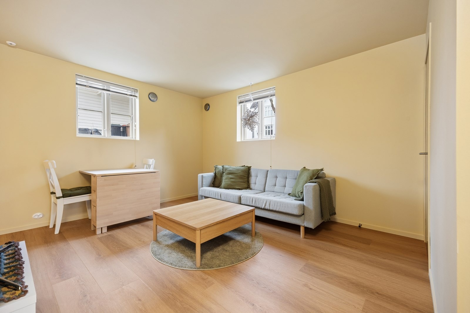 Underetasjen er på 58 m². Fordelt på vaskerom, entré, soverom, bad, kontor og stue/kjøkken. Galleribilde