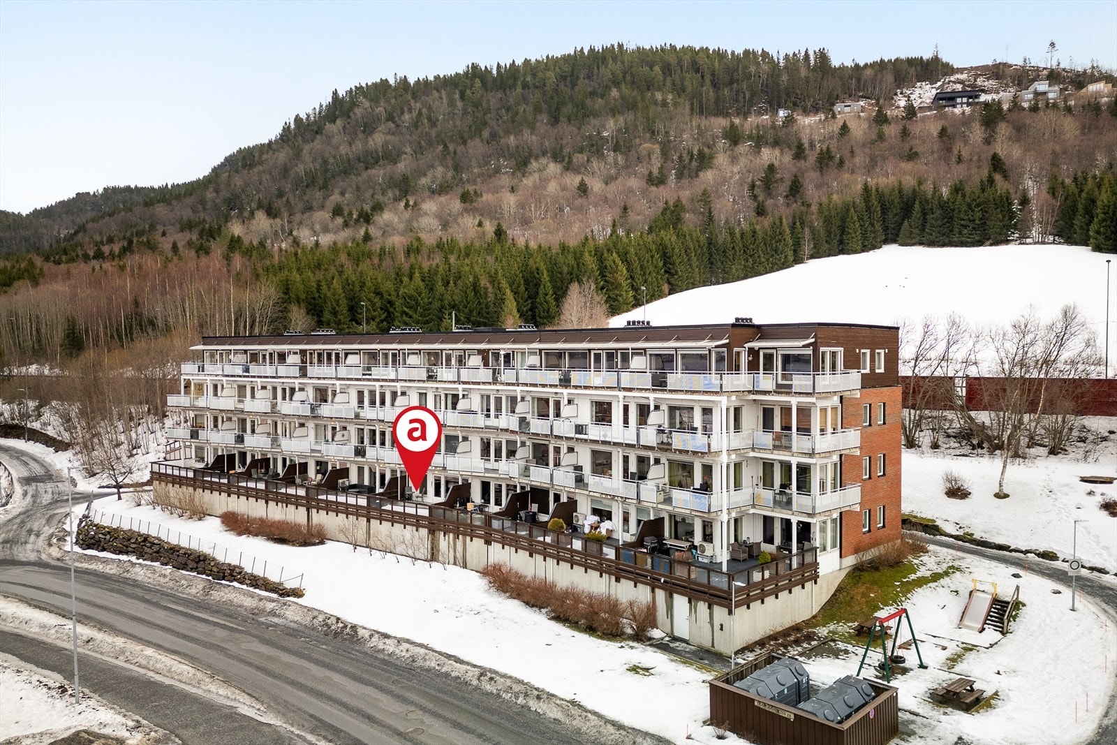 Leiligheten er overflateoppusset i 2025 og har en stor solfylt terrasse med fjordutsikt. Galleribilde