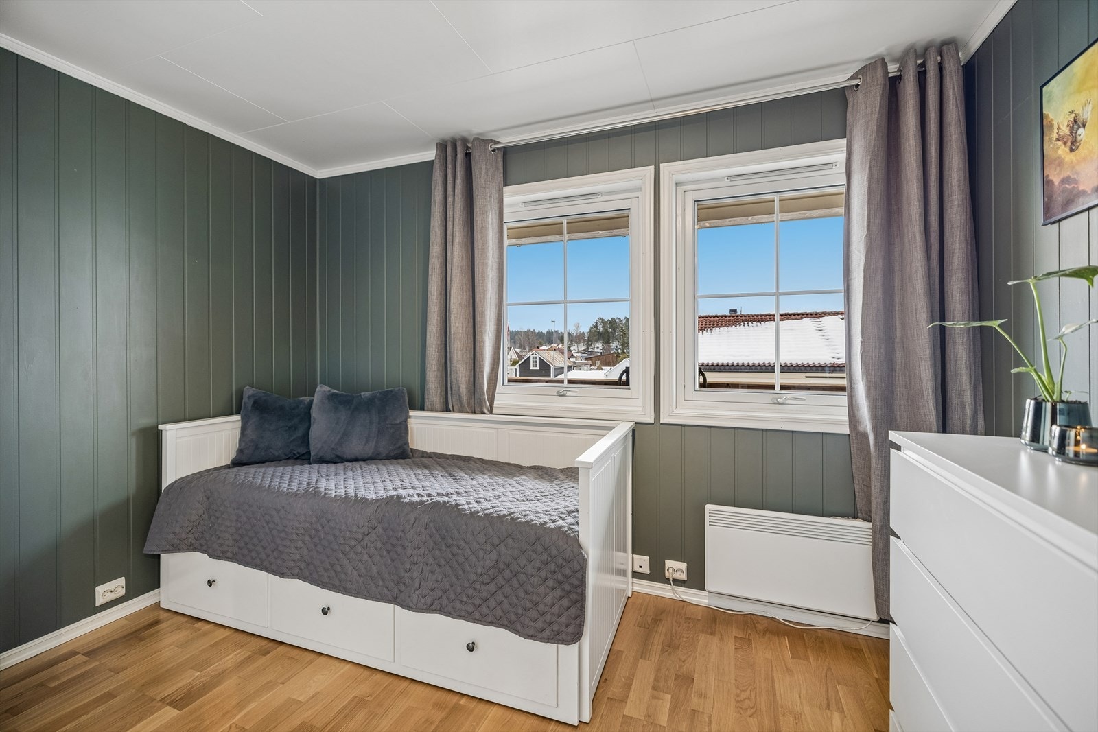 Rommene er enkle å møblere og har plass til både seng og garderobeløsninger. Galleribilde