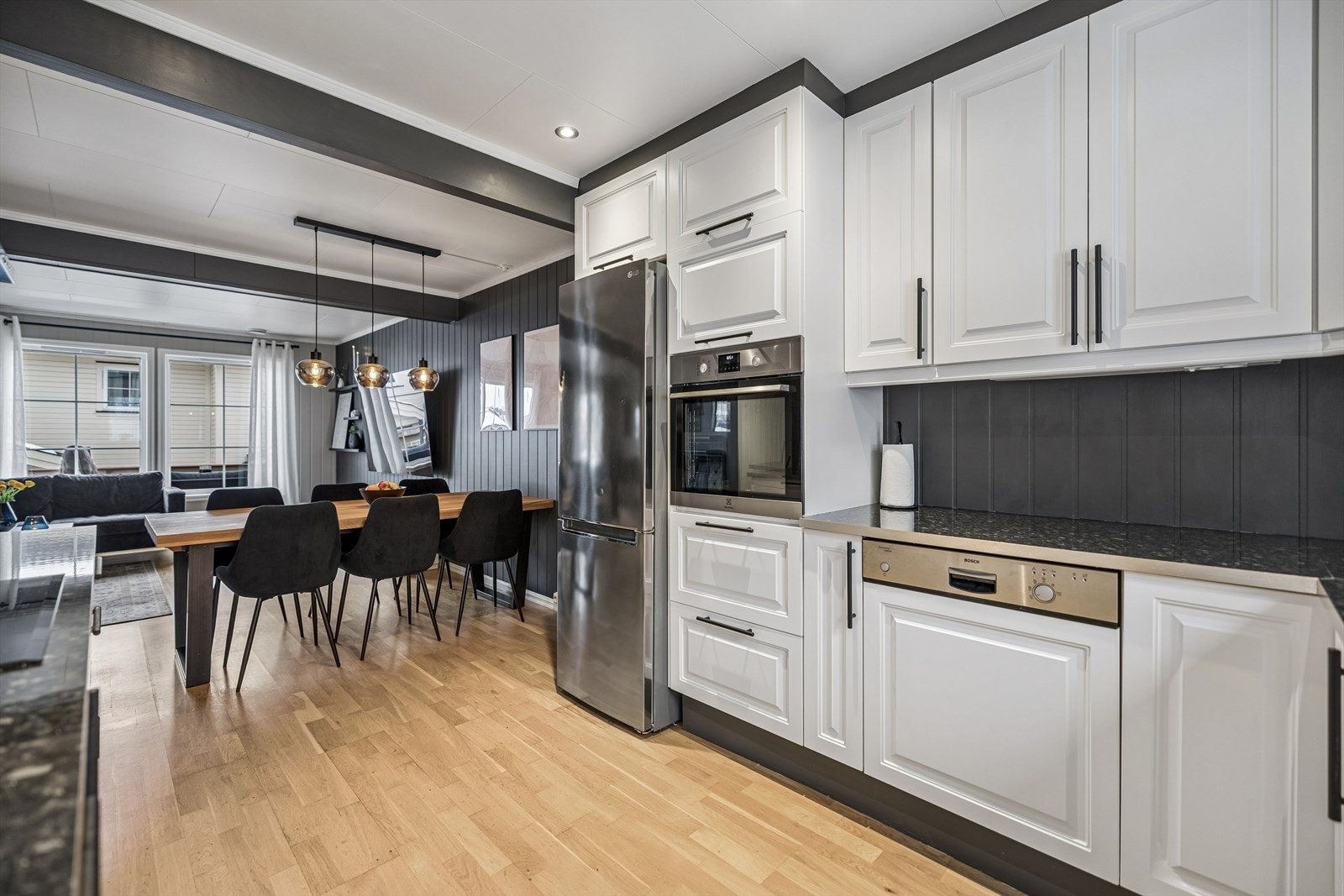 Kjøkkenet er utstyrt med integrert platetopp, komfyr og oppvaskmaskin. Galleribilde