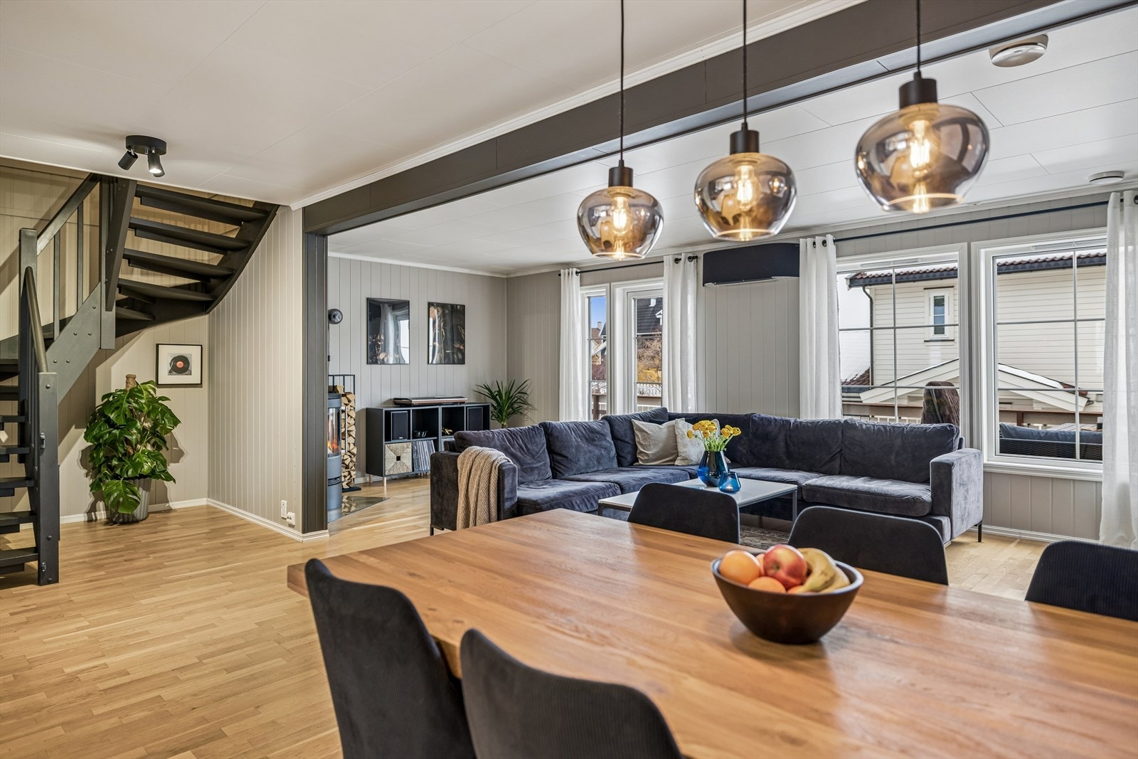 En luft-til-luft varmepumpe, installert i 2022, sørger for energieffektiv oppvarming sammen med peisovnen. Galleribilde