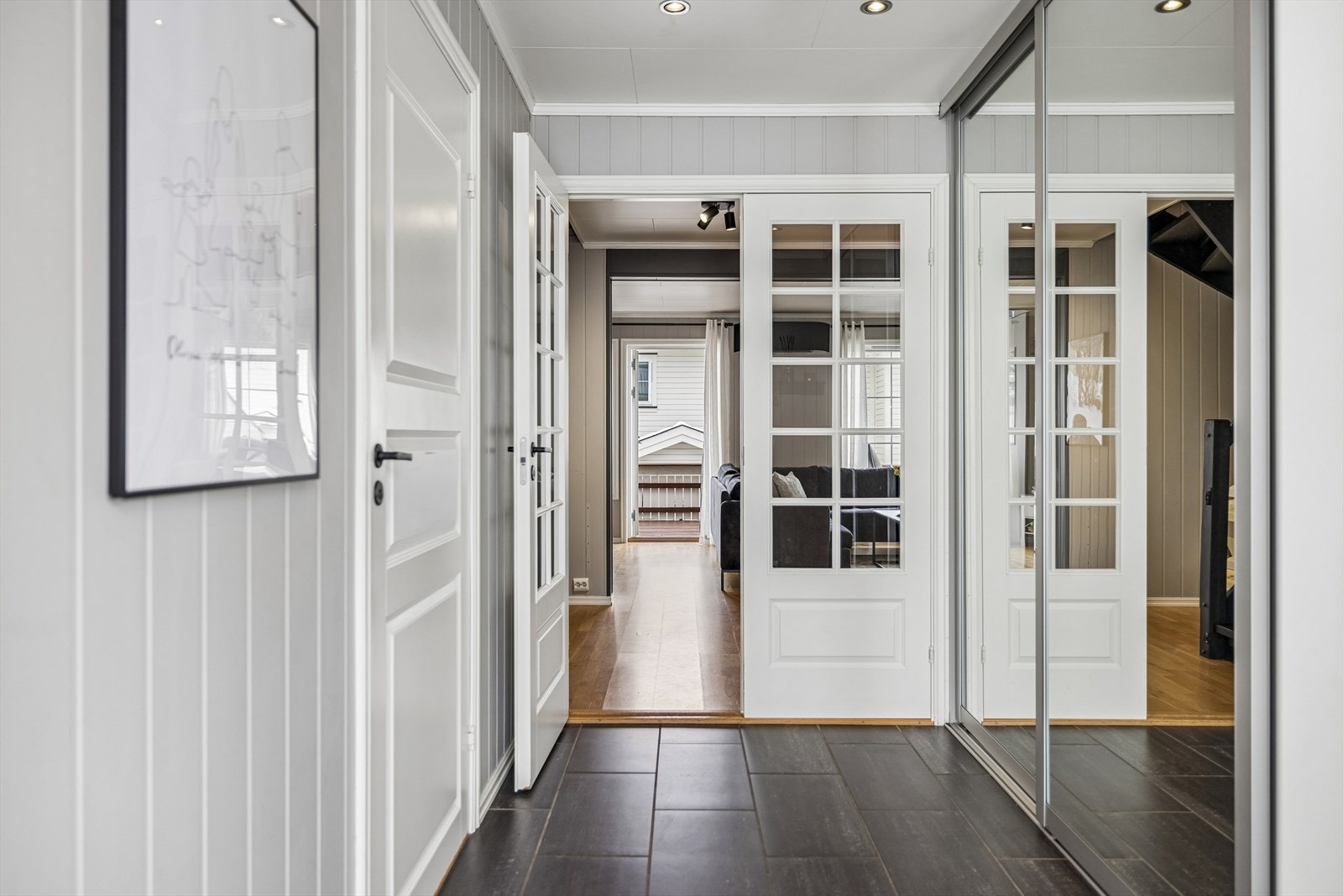 Velkommen inn i en lys entré med flislagt gulv og god garderobeplass. Galleribilde