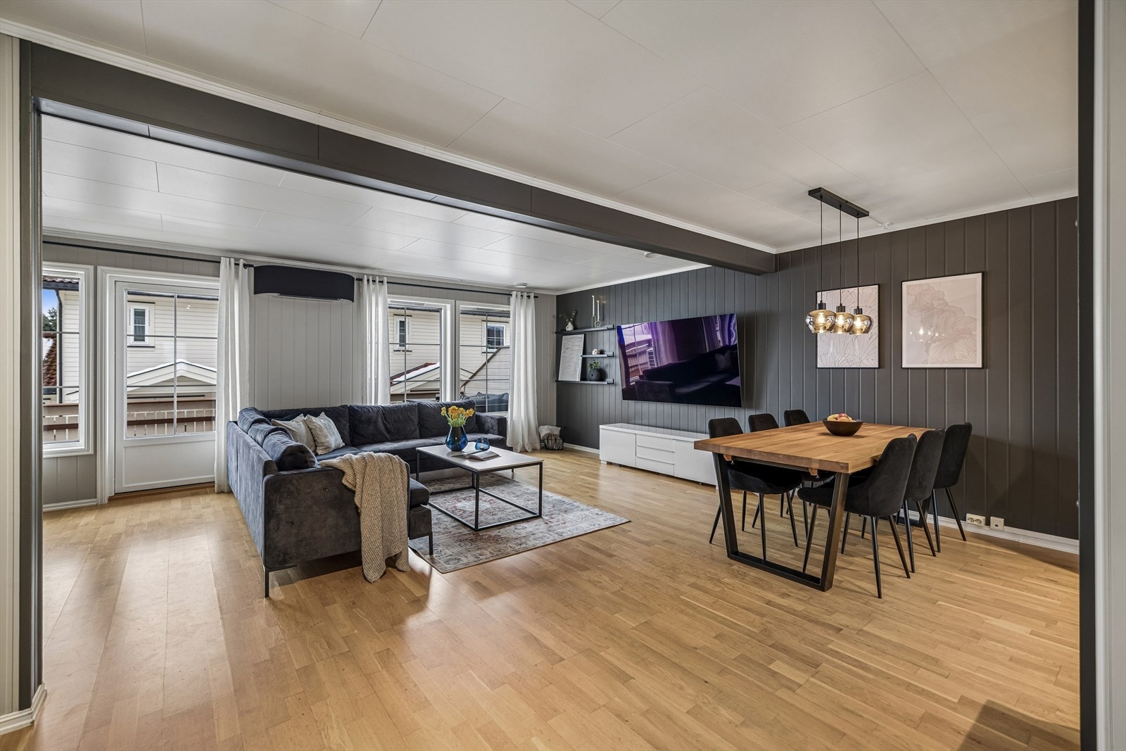 Store vindusflater gir rikelig med dagslys til oppholdsrommet. Galleribilde