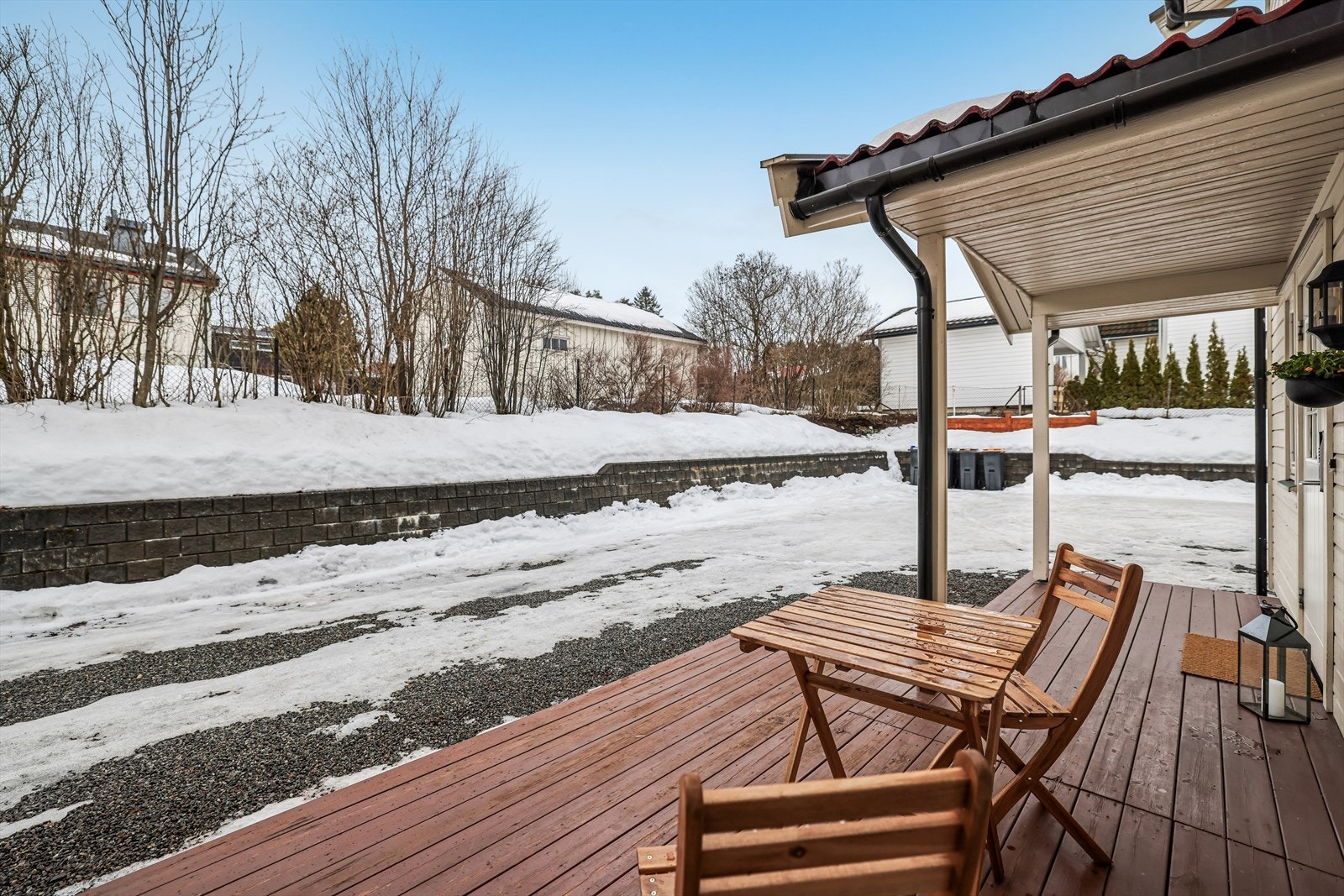 Overbygd inngangsparti som gir ly for vær og vind samt en hyggelig markterrasse med kveldssol. Galleribilde