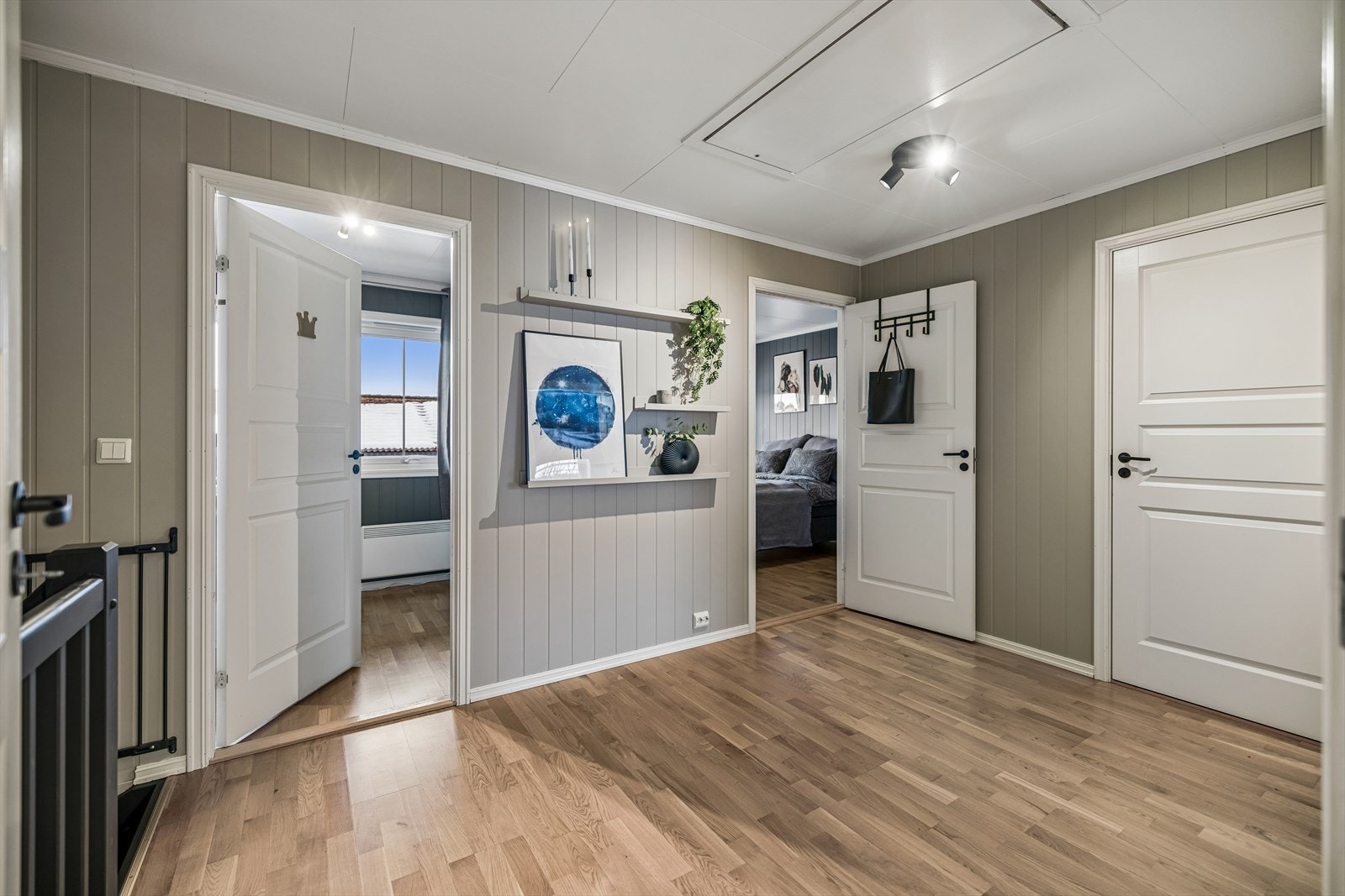 Den romslige gangen i andre etasje har plass til en kontorpult om ønskelig og gir tilgang til alle soverommene, bad og bod. Galleribilde