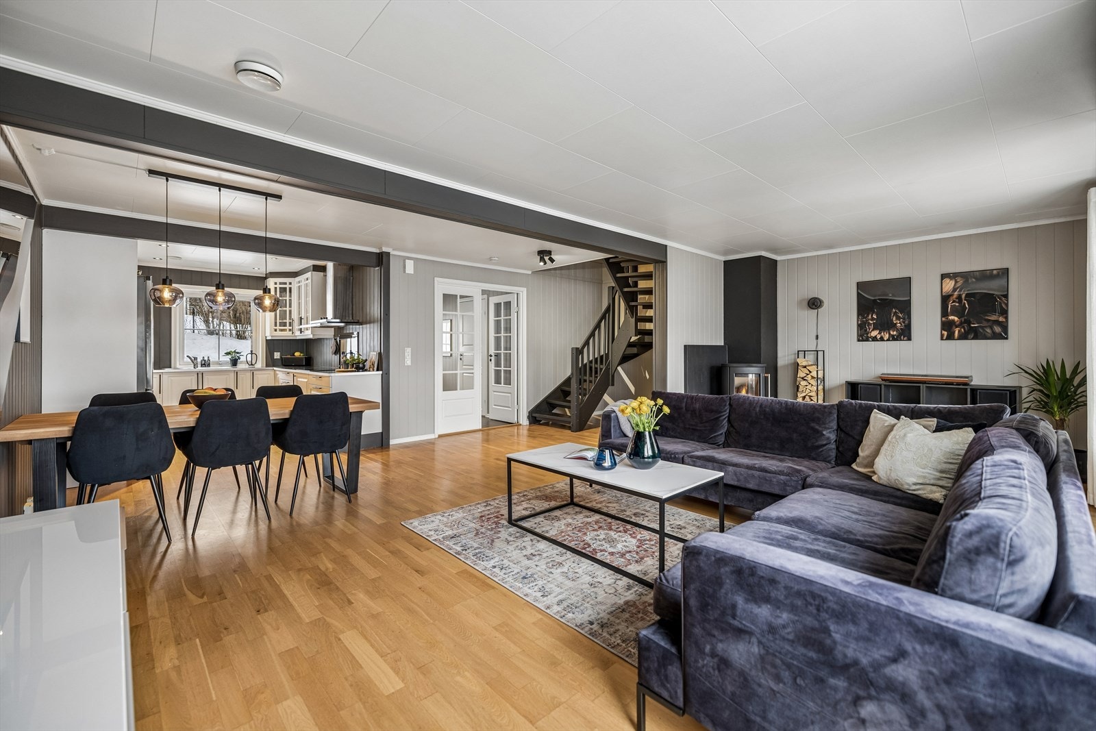 Den romslige stuen har parkett på gulvet og nylig pussede overflater. Galleribilde