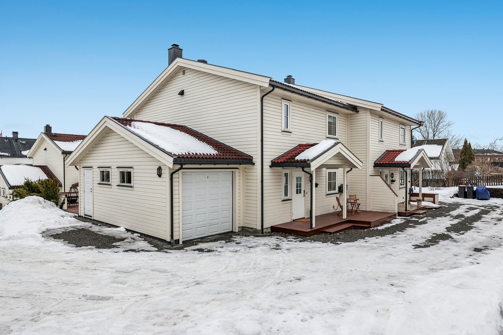 Eiendommen har integrert garasje, en praktisk utvendig bod og ekstra parkeringsplass ved siden av garasjen. Galleribilde