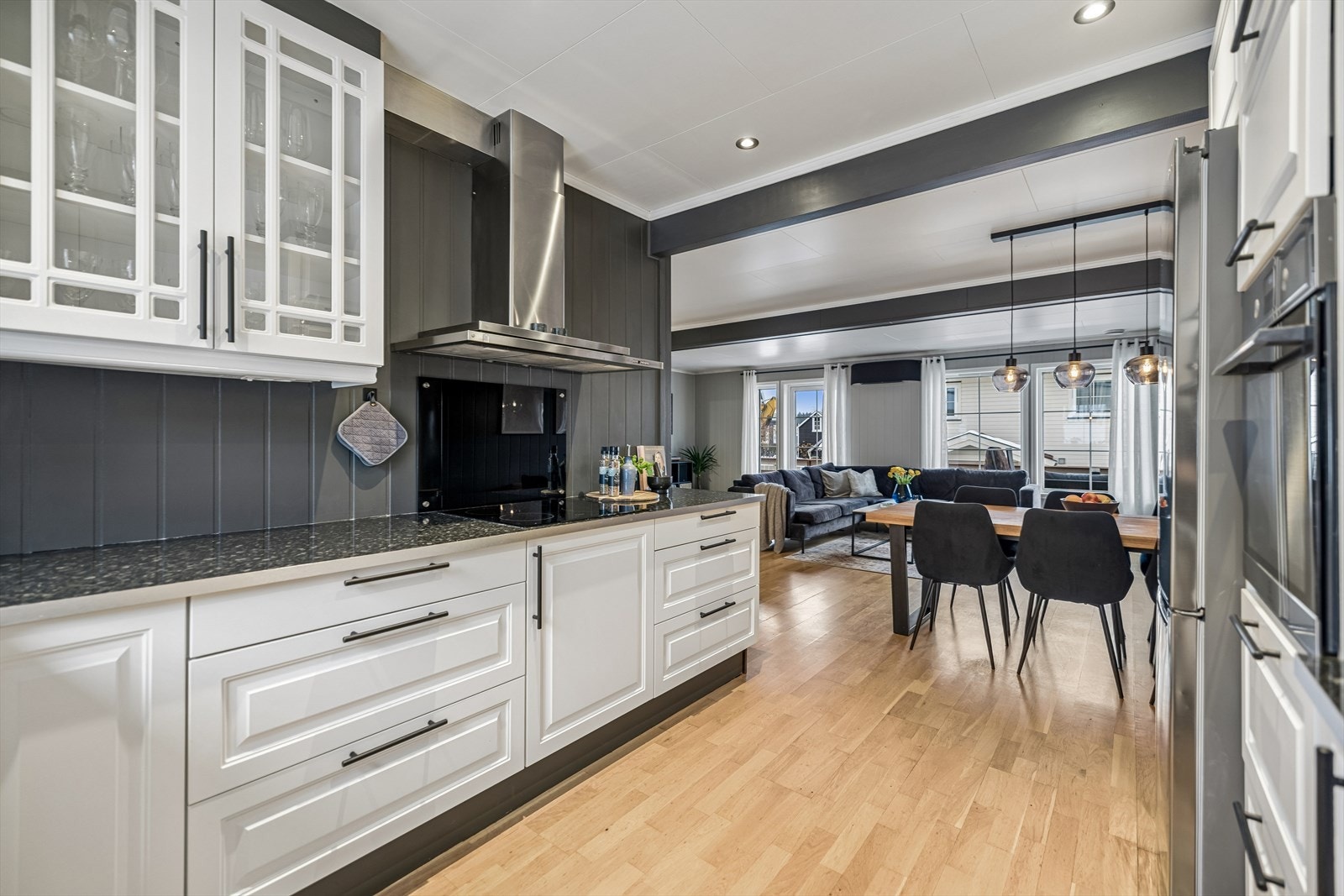 Kjøkkeninnredning fra Norema med profilerte fronter og laminert benkeplate. Galleribilde