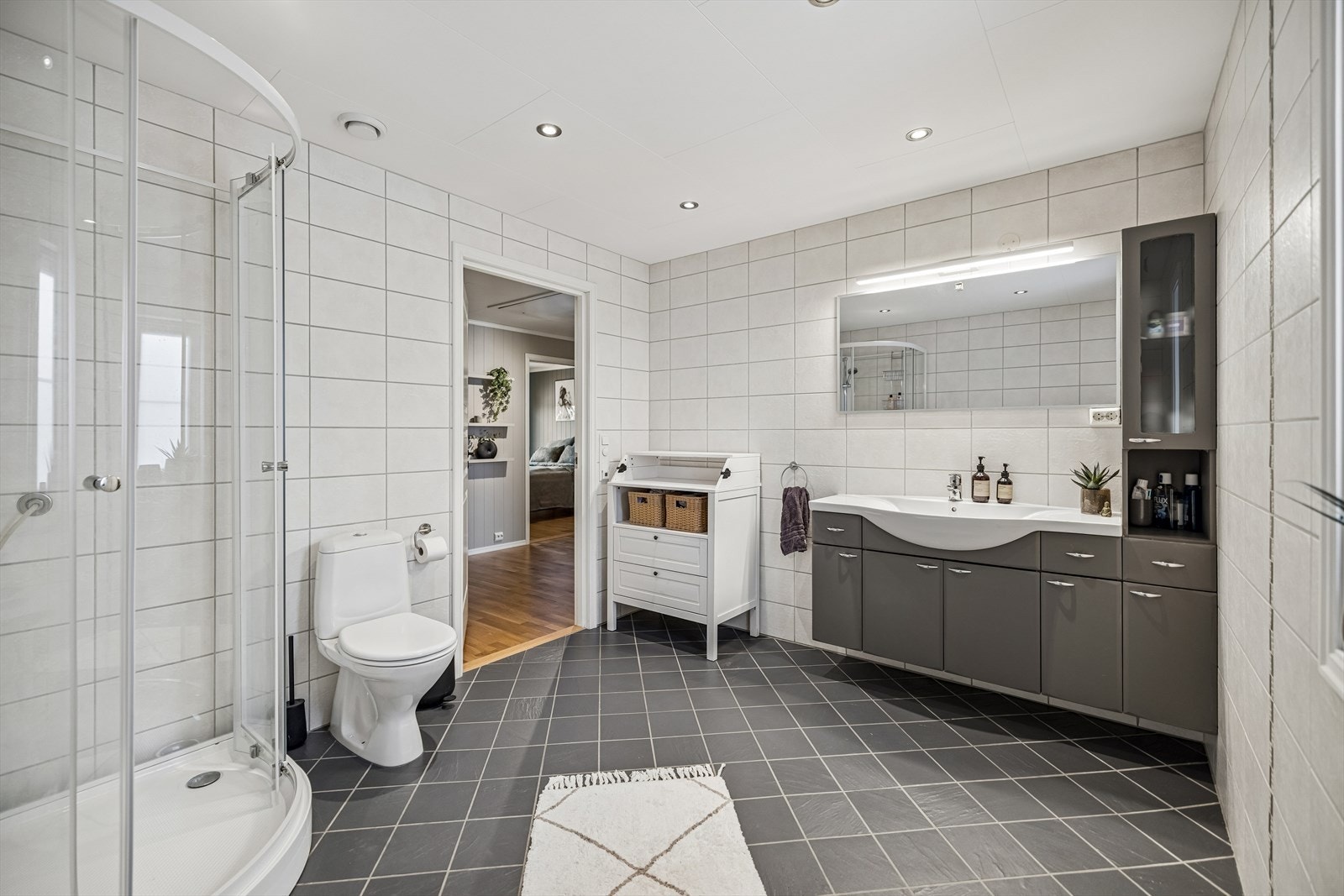 Romslig og pent bad med flislagte overflater og elektriske varmekabler i gulvet. Galleribilde