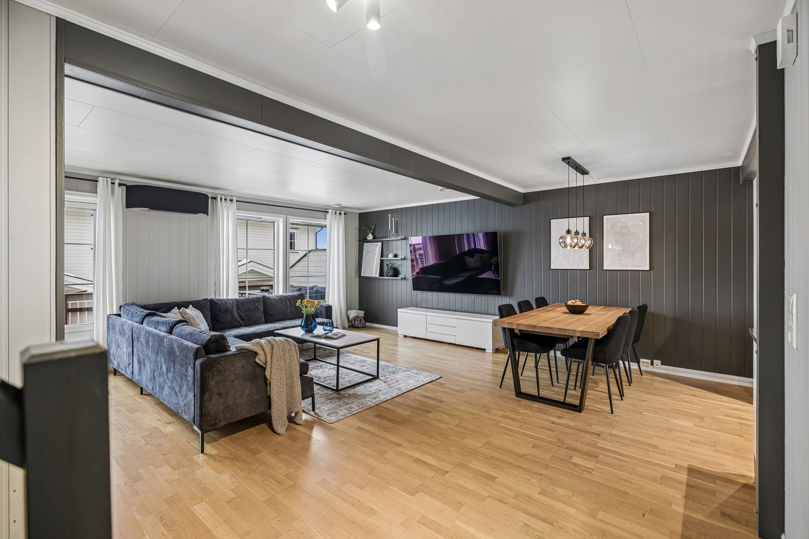 Her er det god plass til både sofagruppe og spisebord for hyggelige sammenkomster. Galleribilde