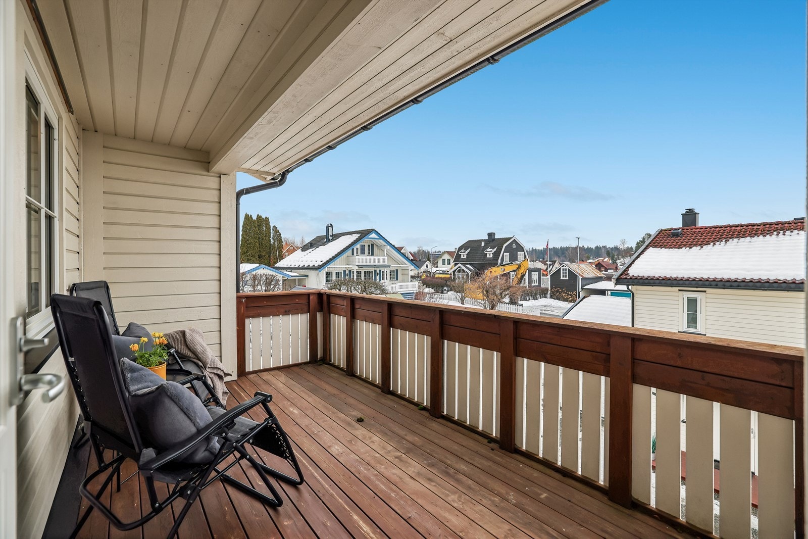 Balkongen i andre etasje har utsyn over nærområdet. Galleribilde