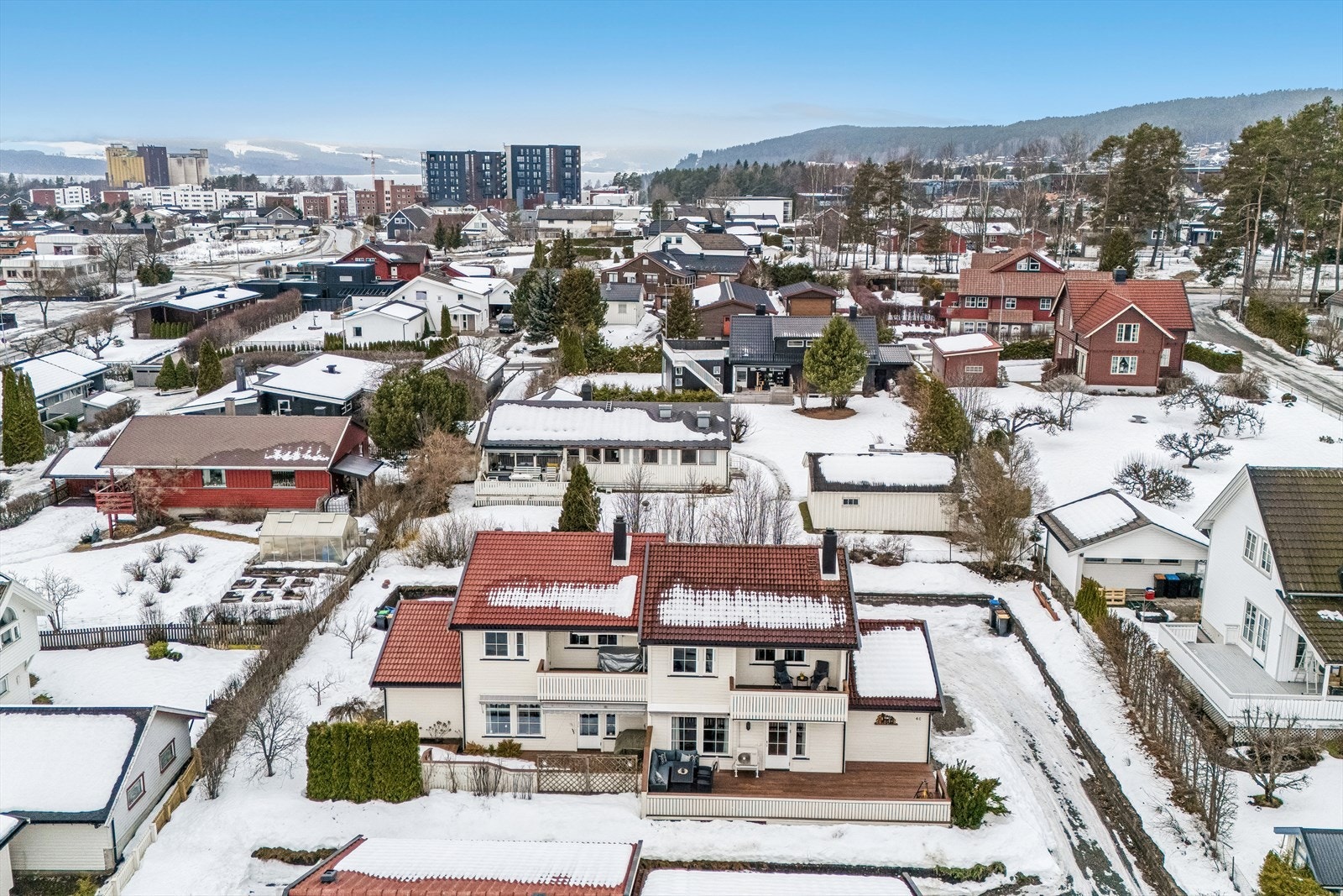 Det er umiddelbar nærhet til skoler, barnehager og ulike forretninger. Galleribilde