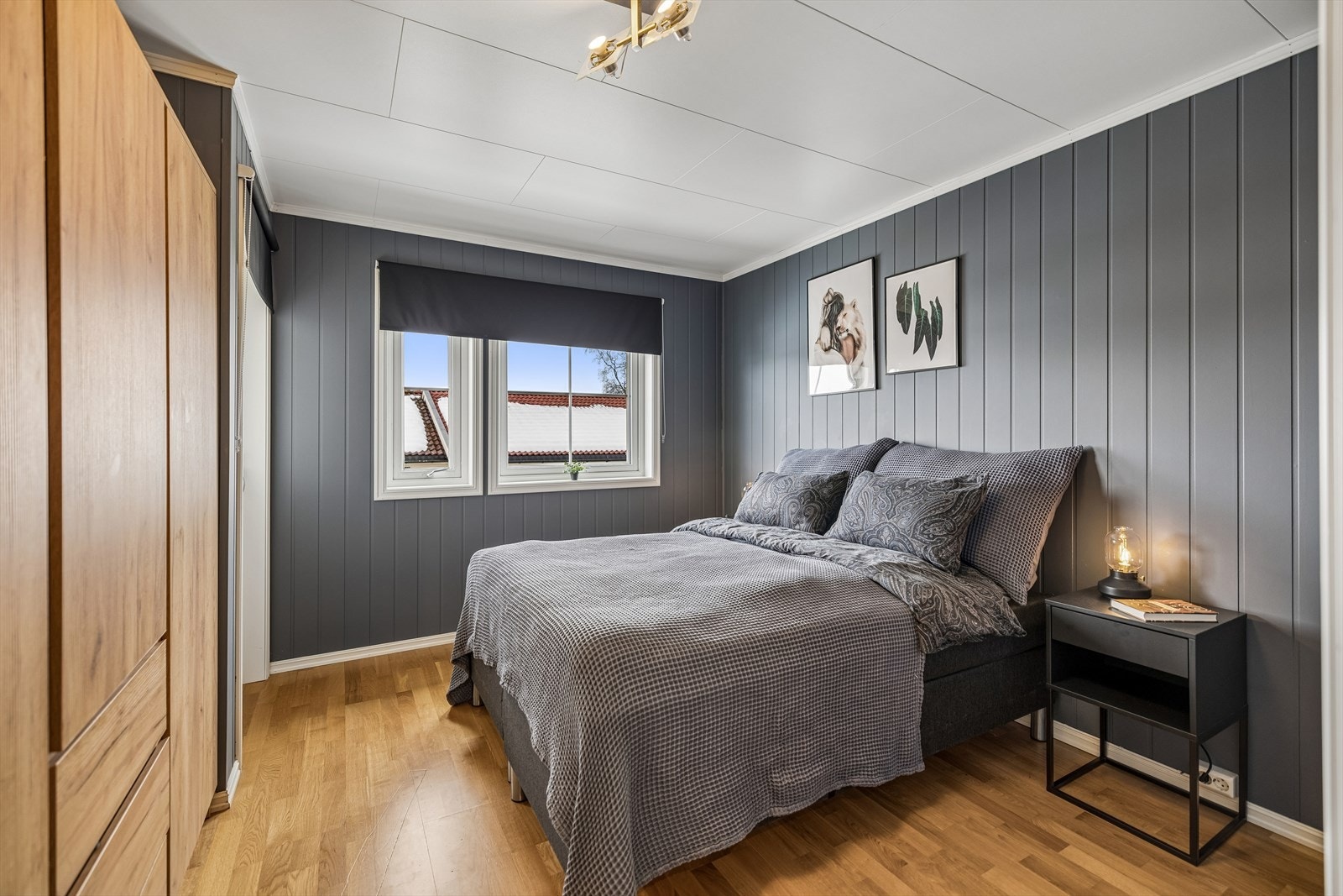 Boligen har tre soverom av god størrelse, alle med parkettgulv og oppussede overflater. Galleribilde