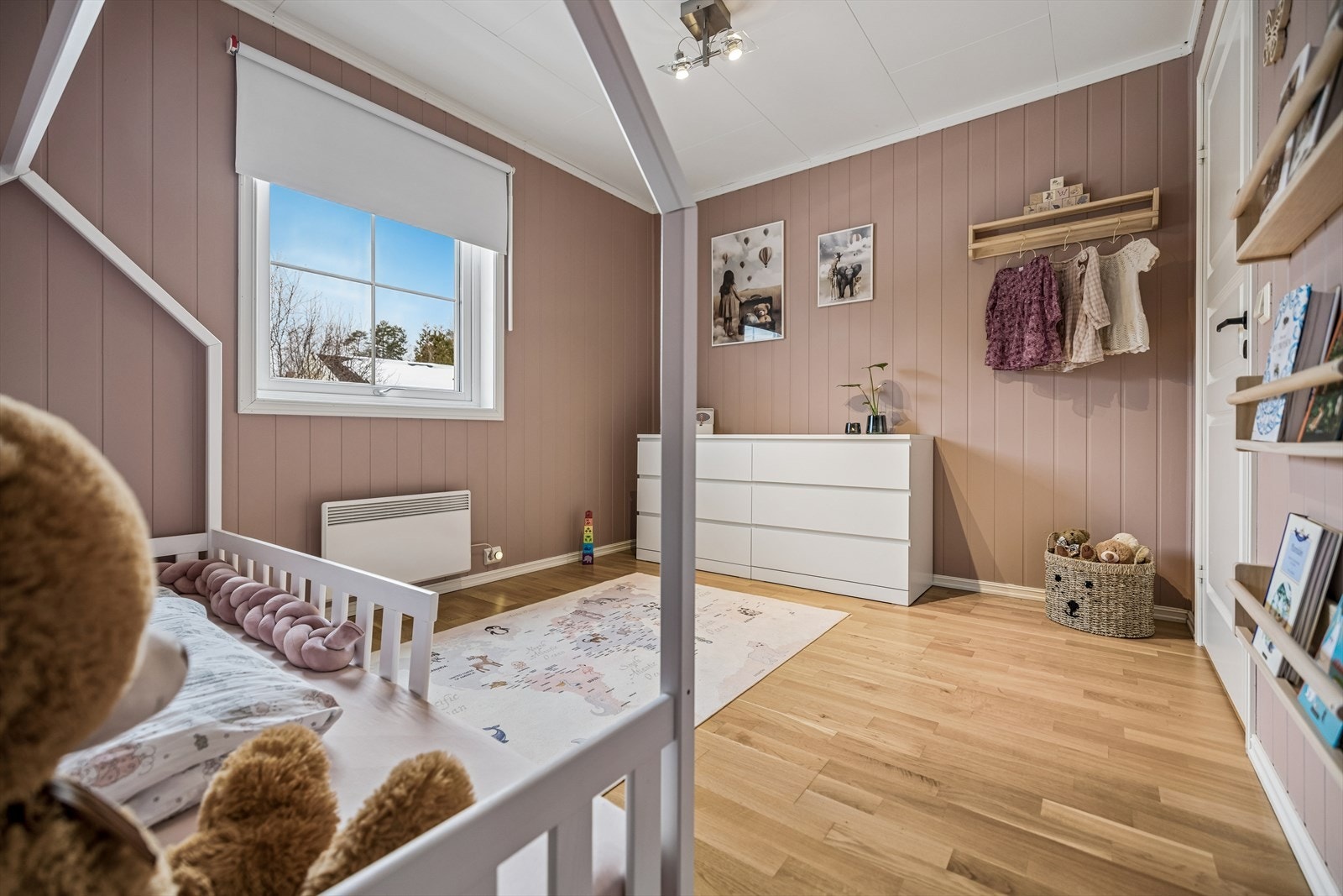 Alle soverommene har malte panelplater på veggene og malte plater i himling. Galleribilde