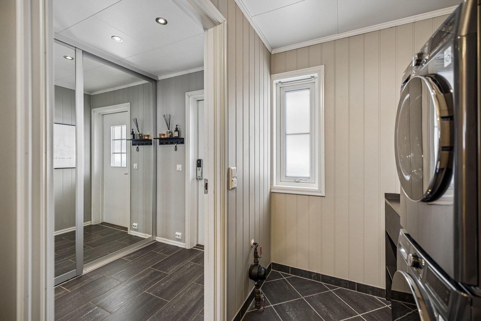 Rommet har flislagt gulv med elektriske varmekabler for økt komfort. Galleribilde