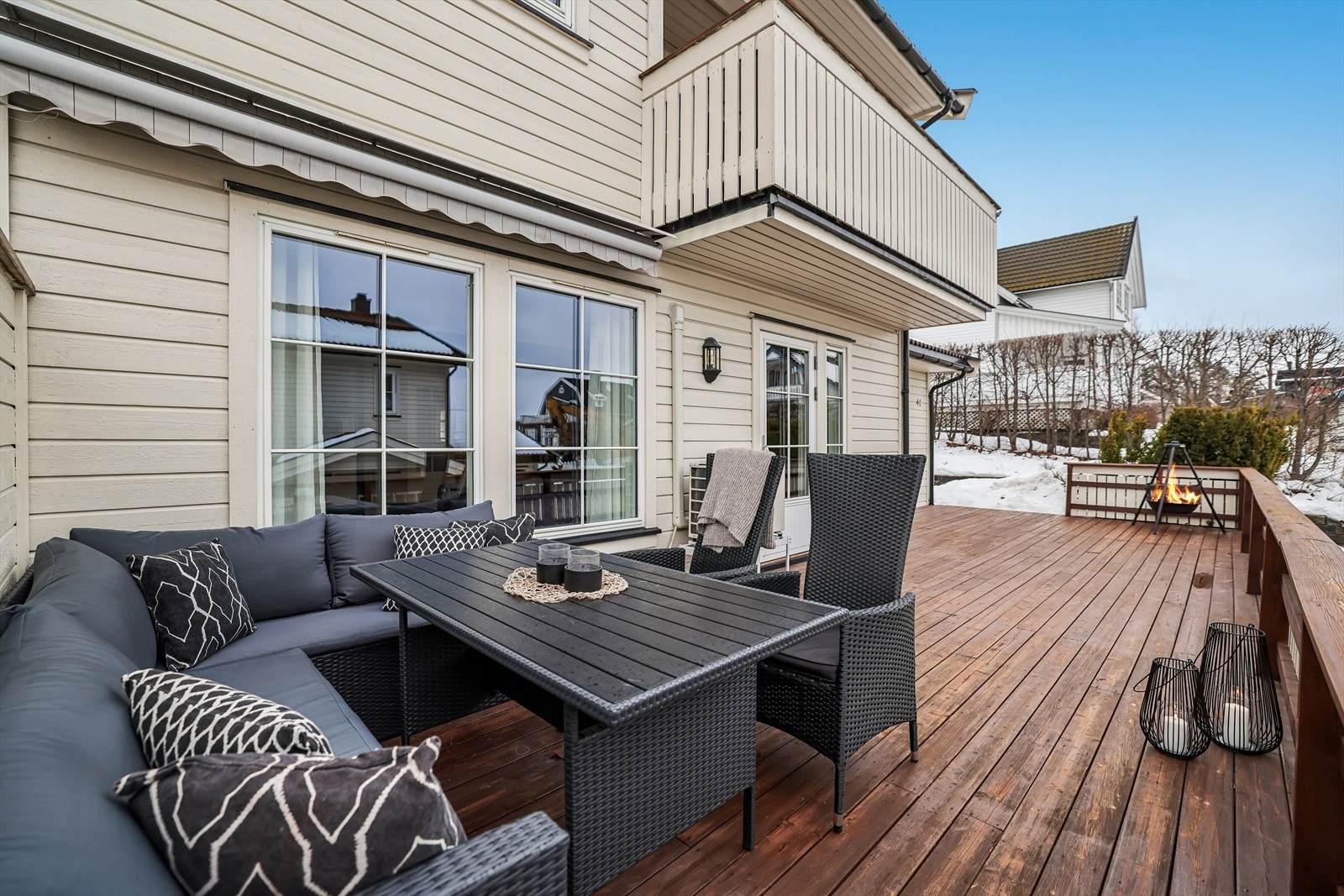 Den store terrassen på 50 m² har god plass til utemøbler og sosiale soner. Galleribilde