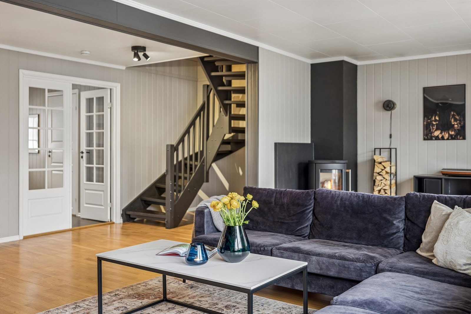 Den malte tretrappen leder opp til boligens andre etasje. Galleribilde