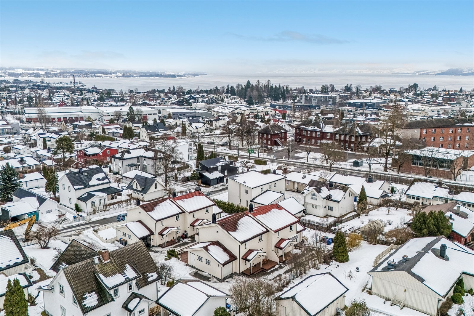 Det er gangavstand til både Storhamarsenteret og Maxi Storsenter med et bredt utvalg av butikker. Galleribilde