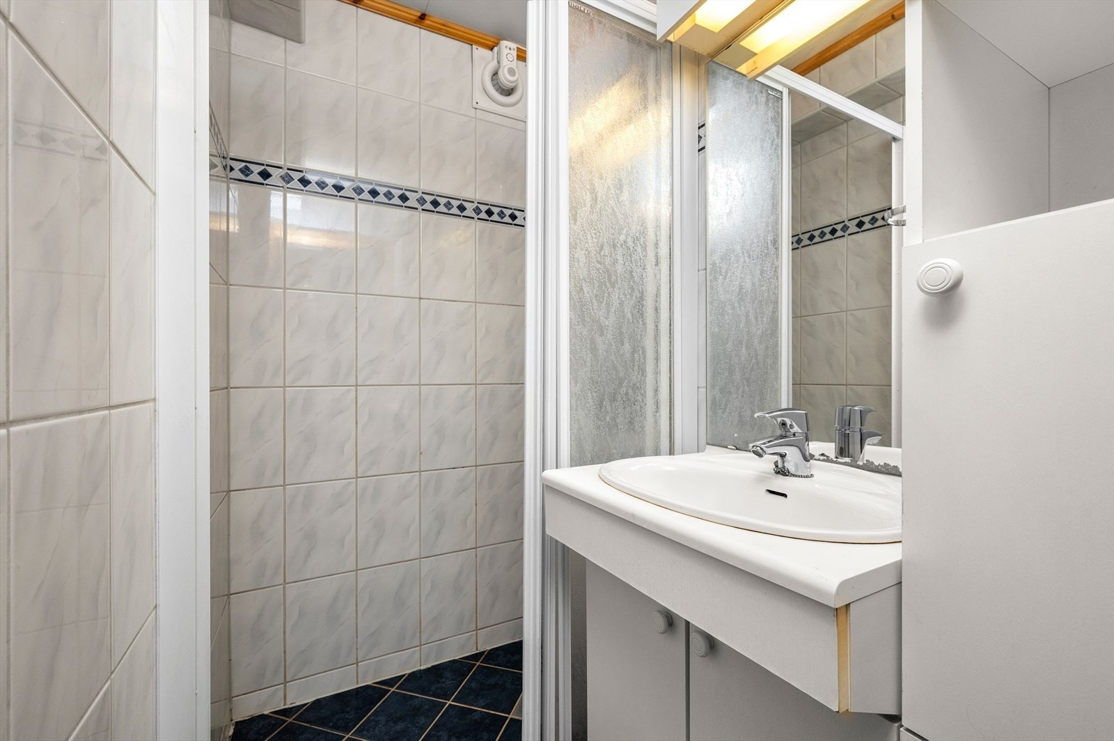 Badet er flislagt med oppbevaring under servant og i skap. Separat toalettrom er pusset opp i 2025. Galleribilde