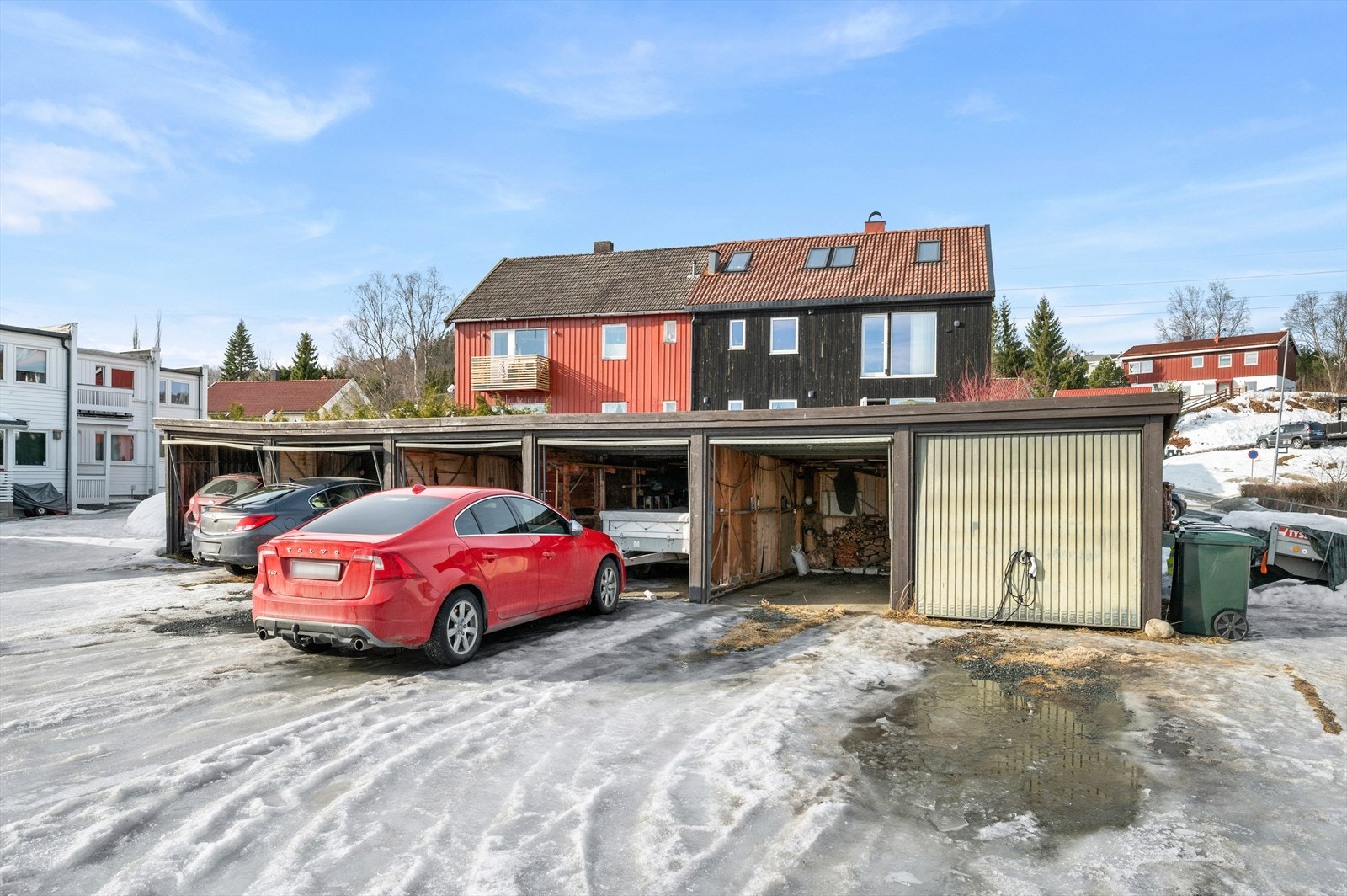 Boligen disponerer en garasjeplass. Galleribilde