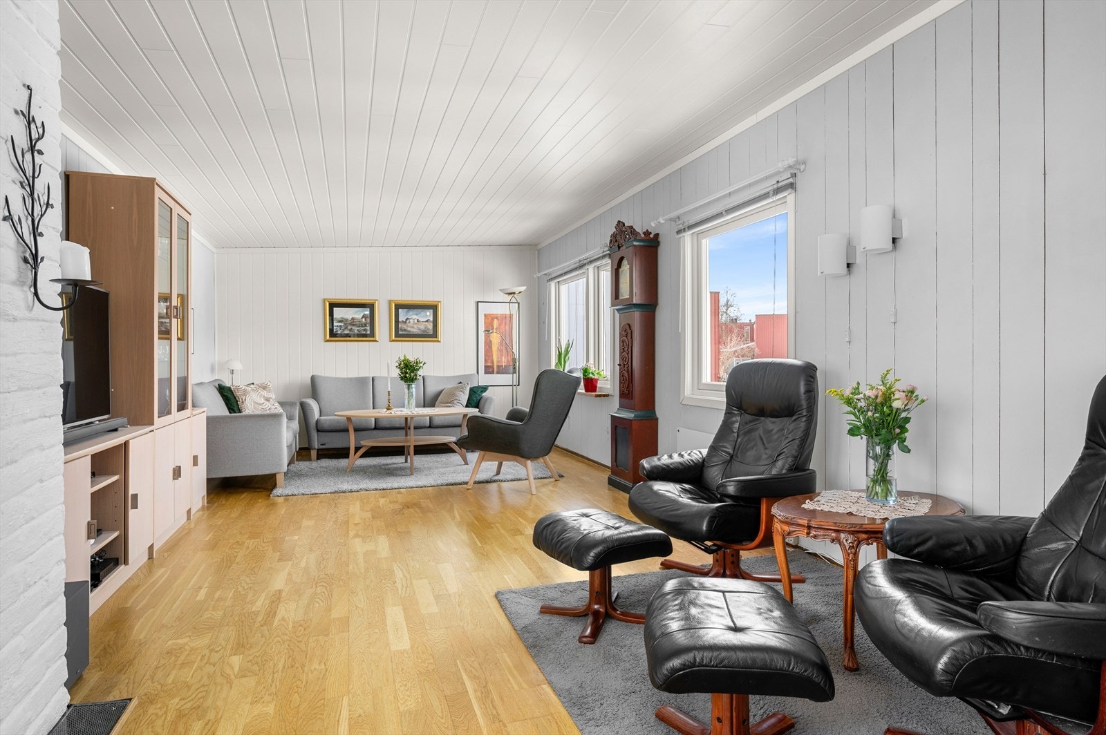 Boligen har to plan, der stue og kjøkken er samlet i andre etasje. Stuen måler hele 31 m², med mange muligheter for møblering. Galleribilde