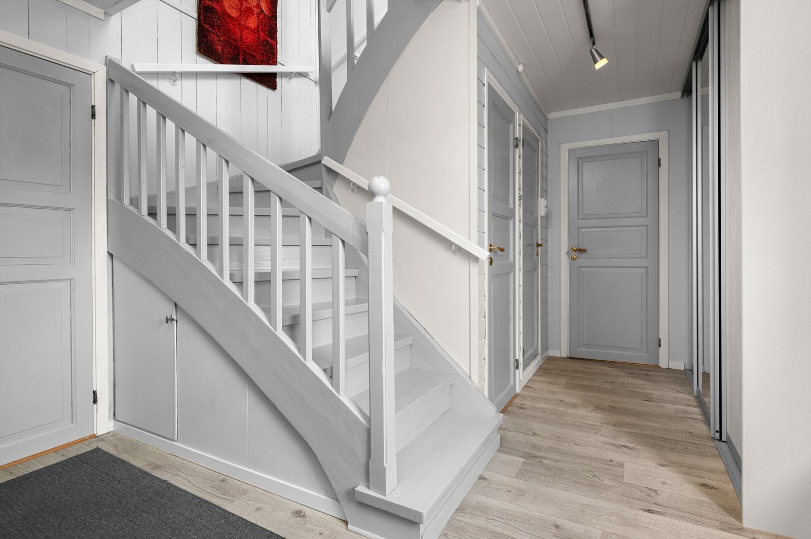 I første etasjen finner vi tre soverom, bad, separat wc og bod. Galleribilde