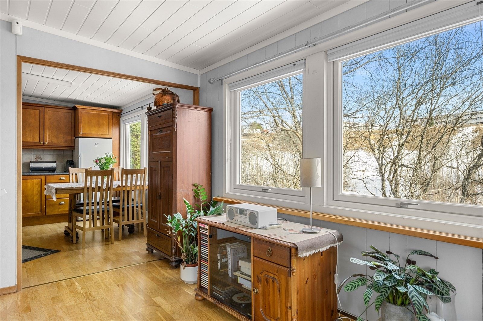 I direkte tilknytning til stuen finner vi kjøkkenet. Galleribilde