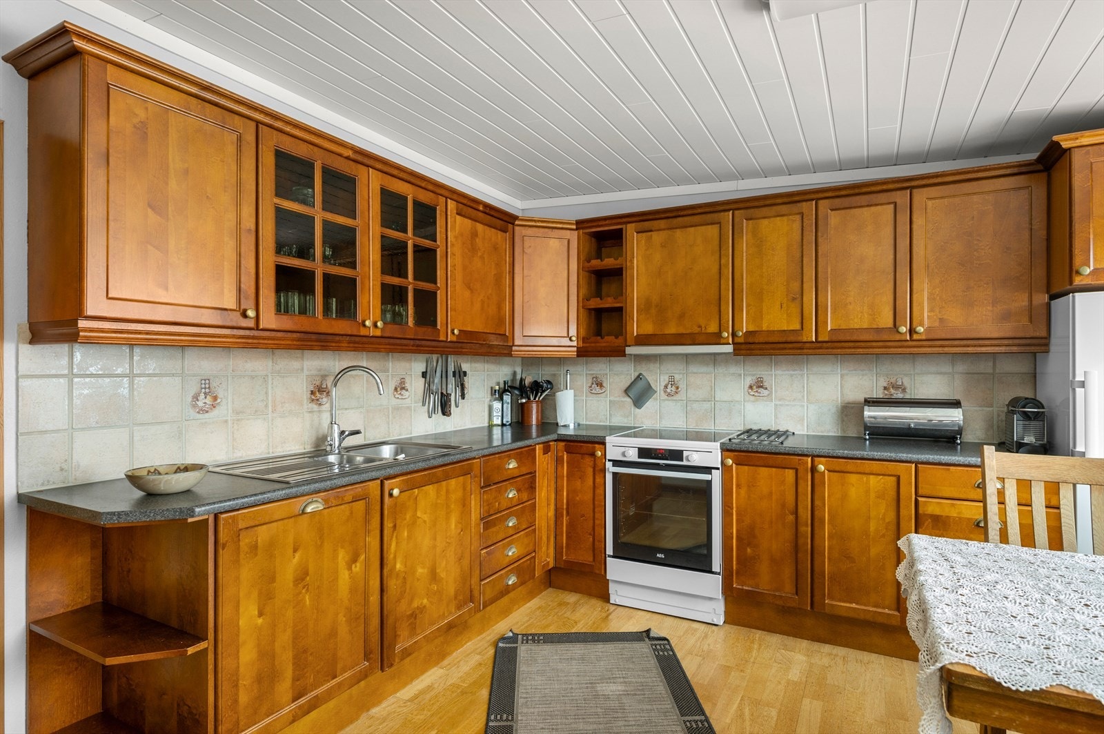 Kjøkkenet har rikelig med både skap- og benkeplass. Galleribilde