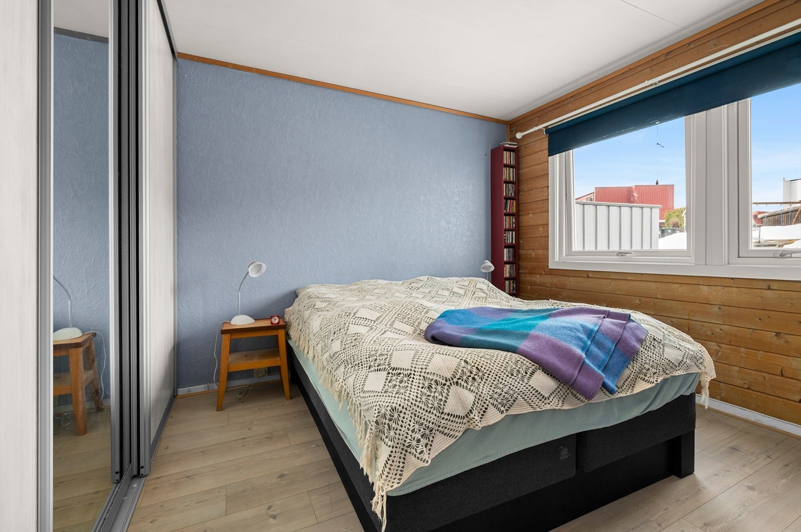 Boligens hovedsoverom måler 10 m², med mye lagringsplass i stor skyvedørsgarderobe. Galleribilde