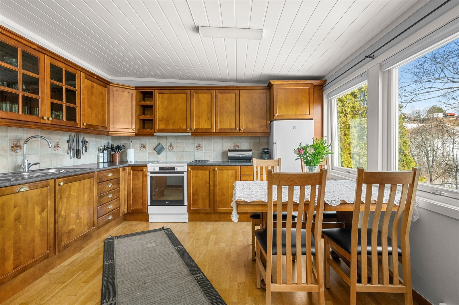 På kjøkkenet er det god plass til spisebord. Galleribilde