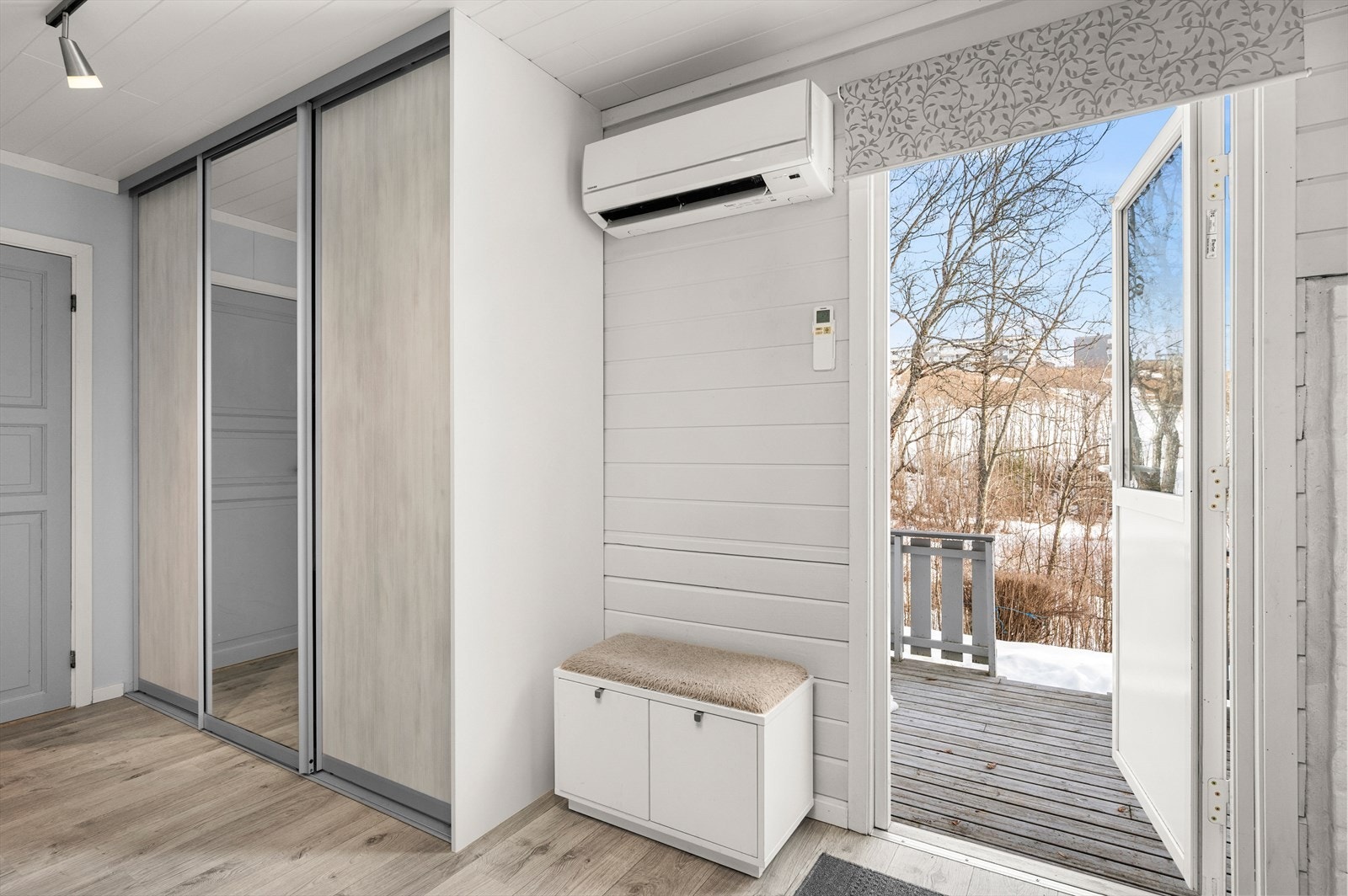 Boligen har et behagelig inneklima med både vedovn og varmepumpe. Galleribilde